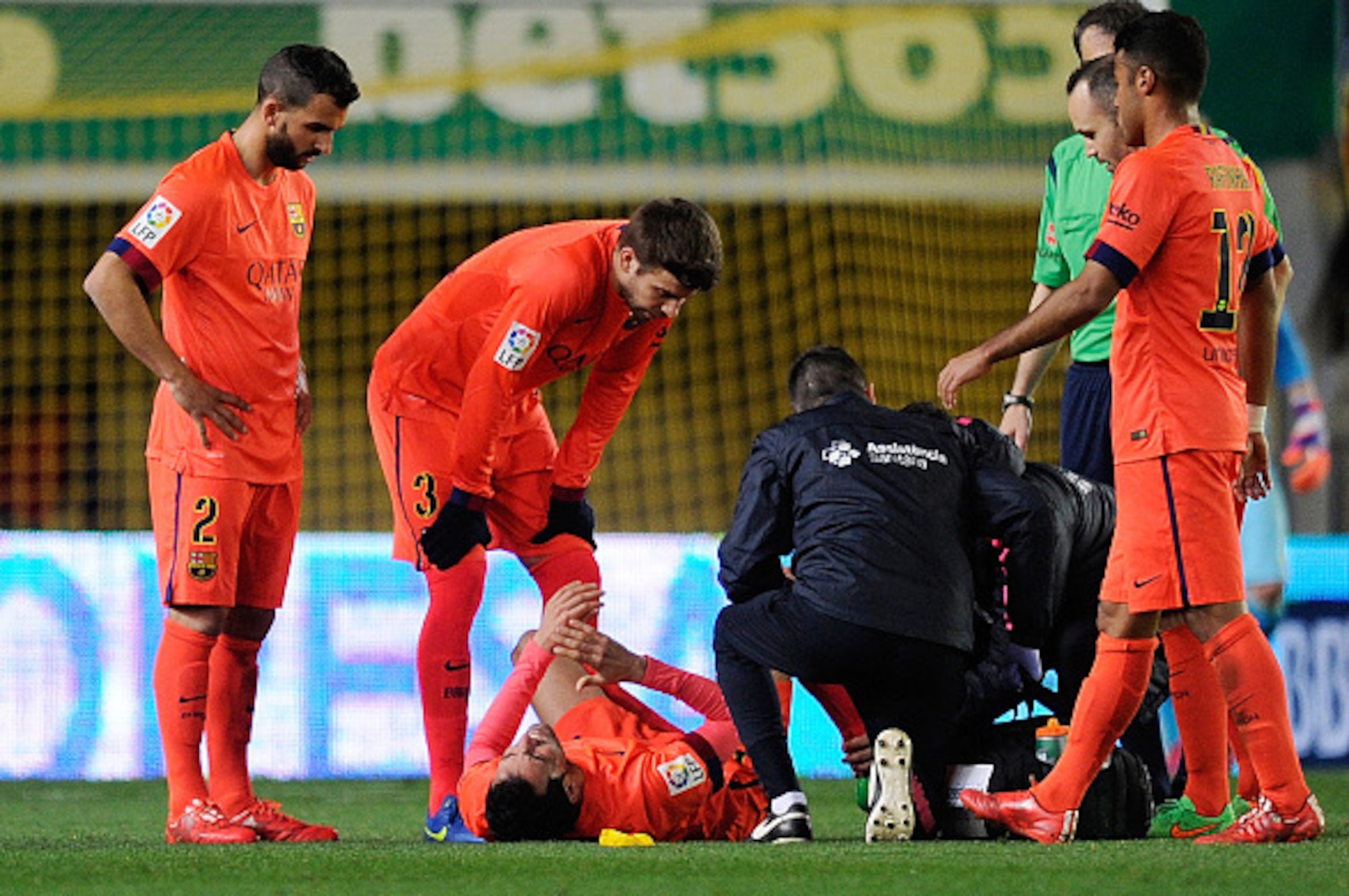 VILLARREAL, SPAIN - MARCH 04:  Sergio Busquets of FC Barcelona lies injured during the Copa del Rey Semi-Final, Second Leg match between Villarreal CF and Barcelona at El Madrigal stadium on March 4, 2015 in Villarreal, Spain.  (Photo by Denis Doyle/Getty