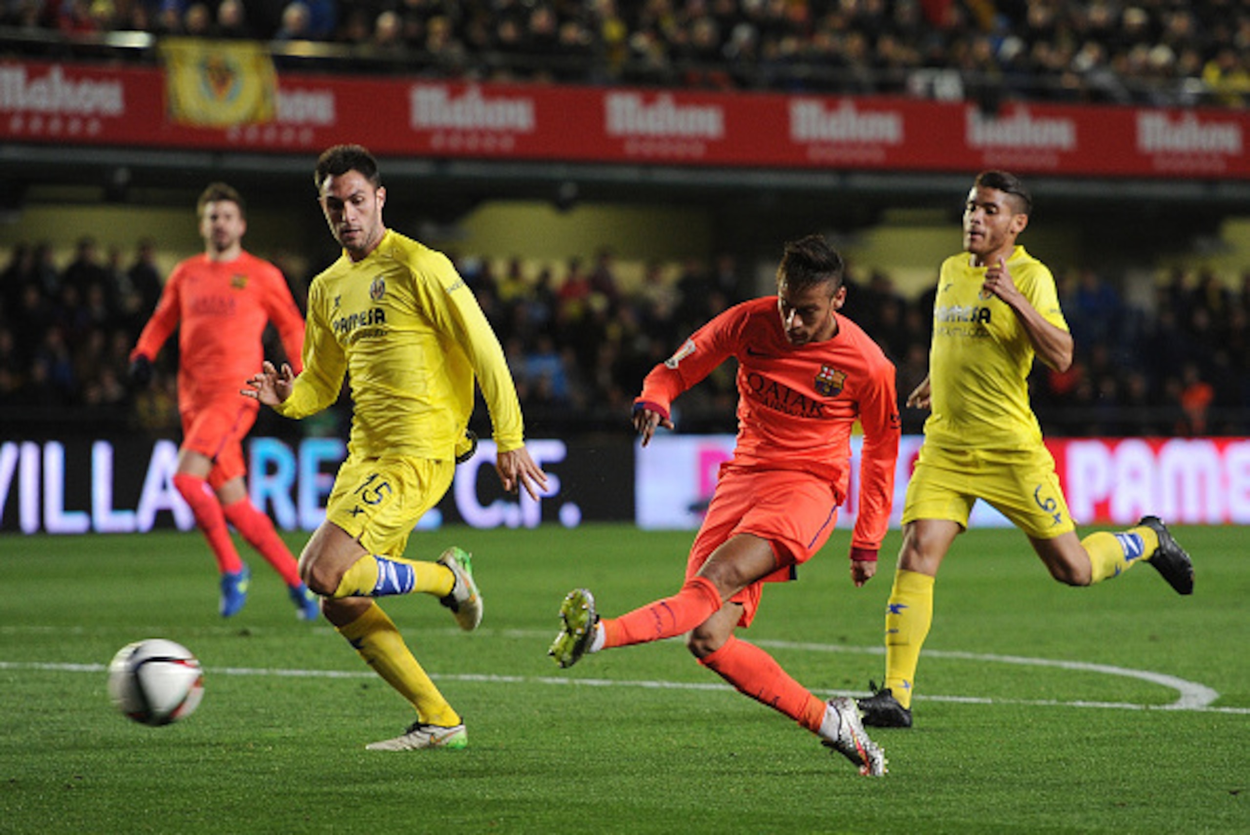 VILLARREAL, SPAIN - MARCH 04: Neymar of FC Barcelona shoots at goal during the Copa del Rey Semi-Final, Second Leg match between Villarreal CF and Barcelona at El Madrigal stadium on March 4, 2015 in Villarreal, Spain. (Photo by Denis Doyle/Getty Image VILLARREAL, SPAIN - MARCH 04: Neymar of FC Barcelona shoots at goal during the Copa del Rey Semi-Final, Second Leg match between Villarreal CF and Barcelona at El Madrigal stadium on March 4, 2015 in Villarreal, Spain. (Photo by Denis Doyle/Getty Image