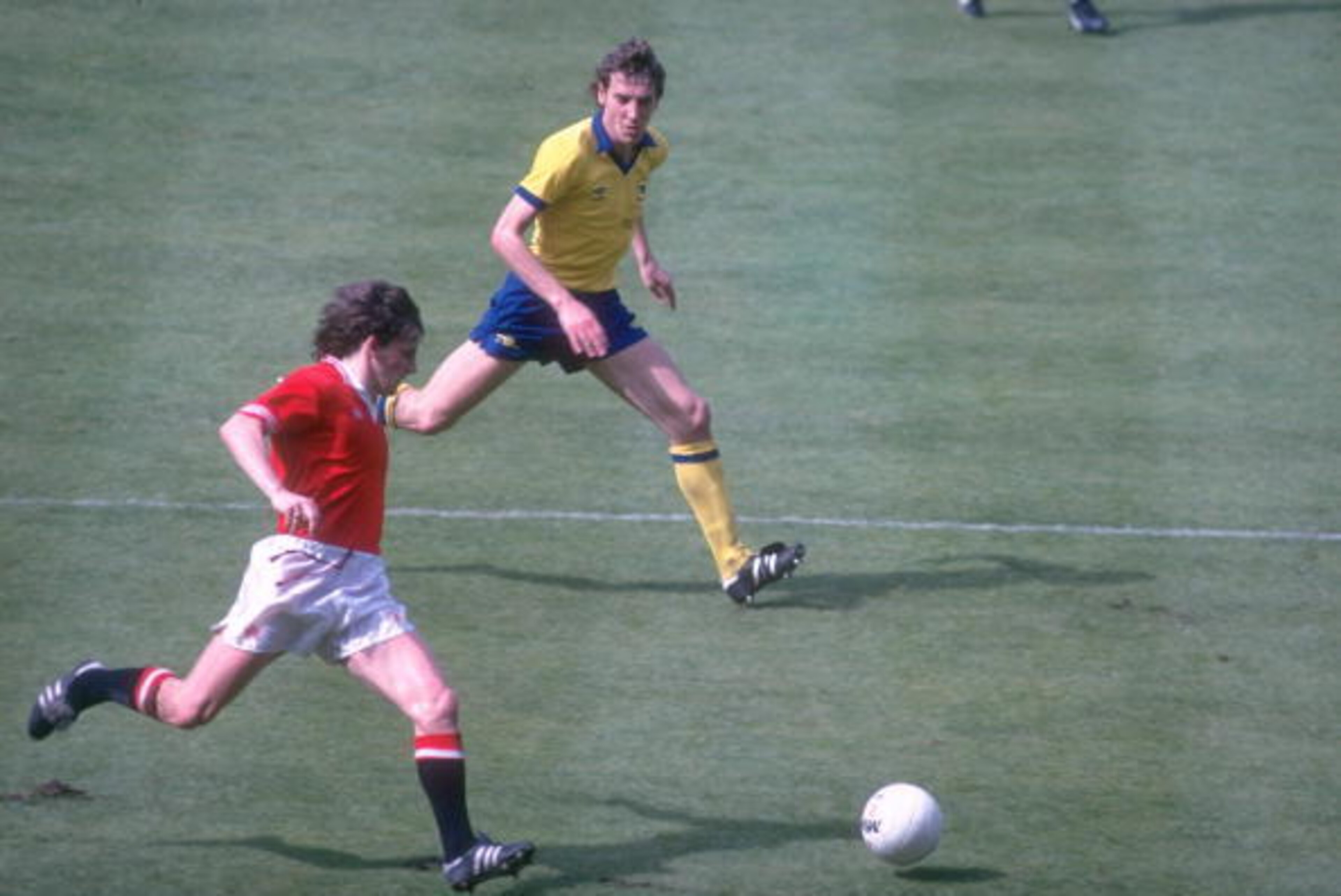 May 1979:  Steve Coppell (left) of Manchester United evades Sammy Nelson of Arsenal during the FA Cup final at Wembley Stadium in London. Arsenal won the match 3-2. \ Mandatory Credit: Tony  Duffy/Allsport