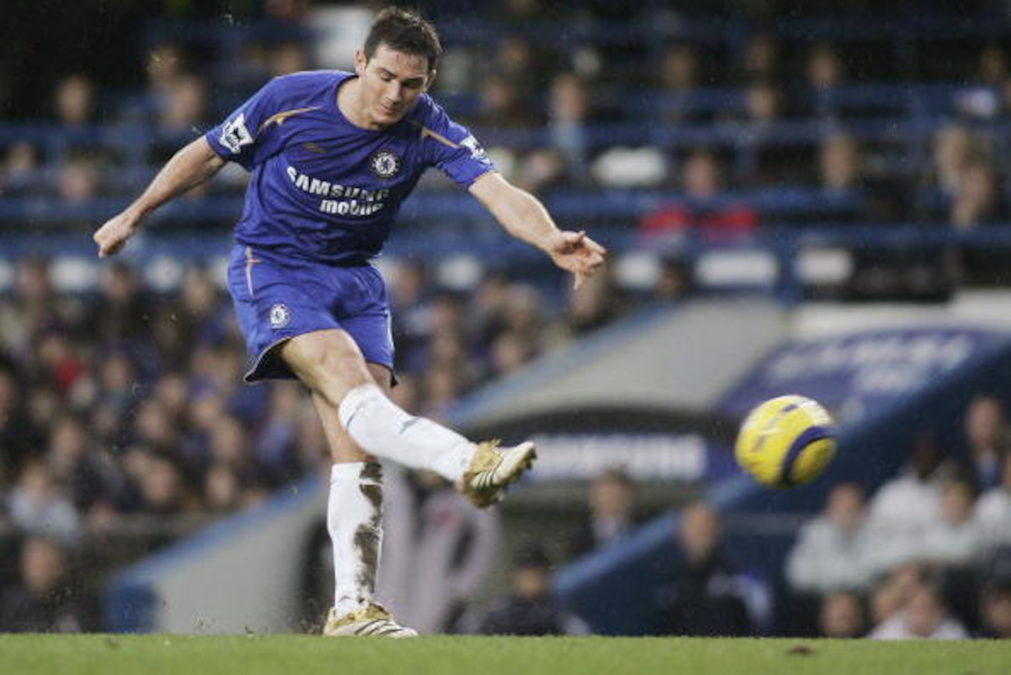 LONDON - DECEMBER 26:  Frank Lampard of Chelsea shoots and scores the second goal during the Barclays Premiership match between Chelsea and Fulham at Stamford Bridge on December 26, 2005 in London, England.  (Photo by Ben Radford/Getty Images)