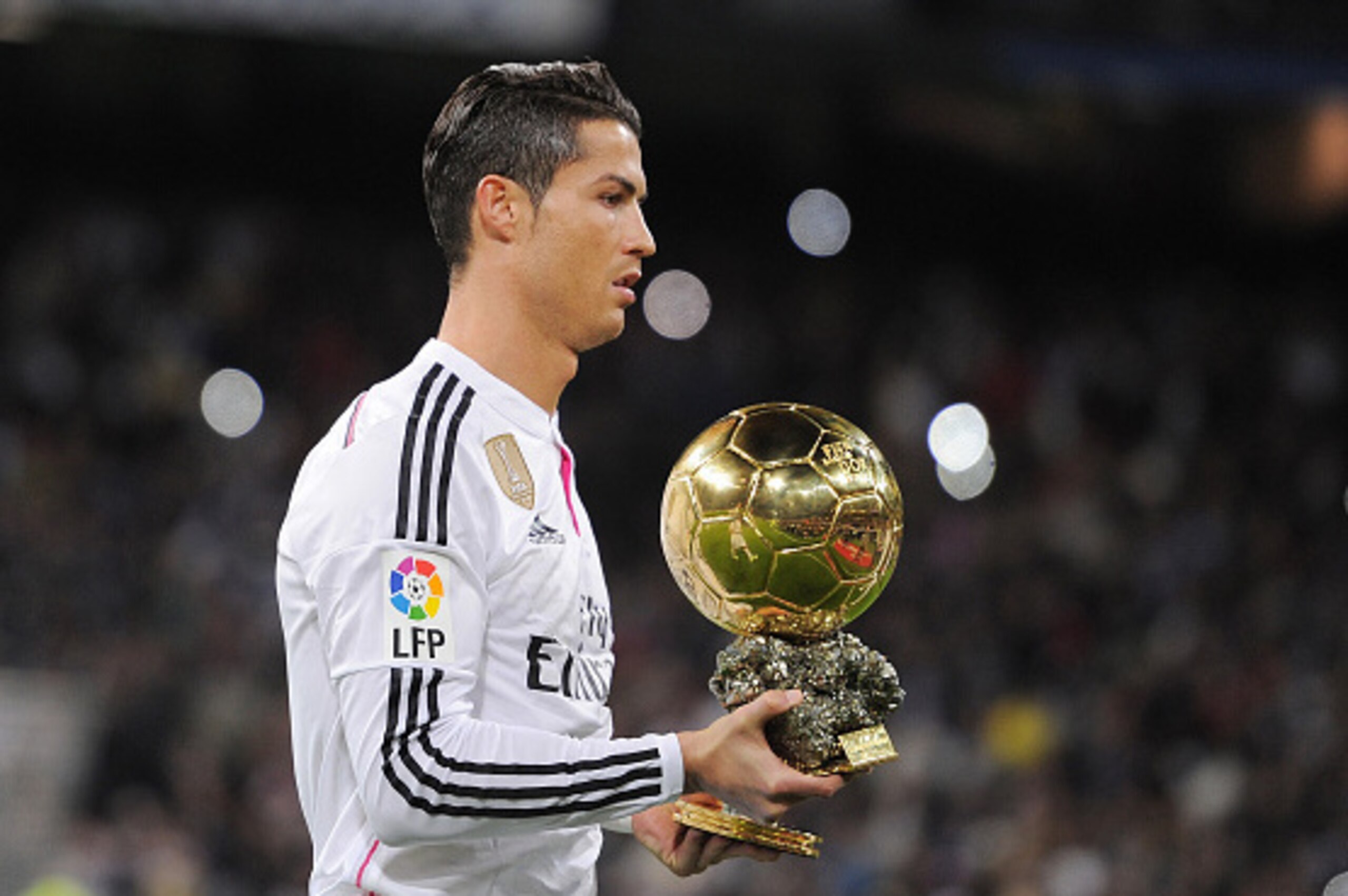MADRID, SPAIN - JANUARY 15:  Cristiano Ronaldo of Real Madrid salutes with his FIFA Ballon d'Or before the Copa del Rey Round of 16, Second leg match between Real Madrid and Atletico de Madrid at Estadio Santiago Bernabeu on January 15, 2015 in Madrid, Sp