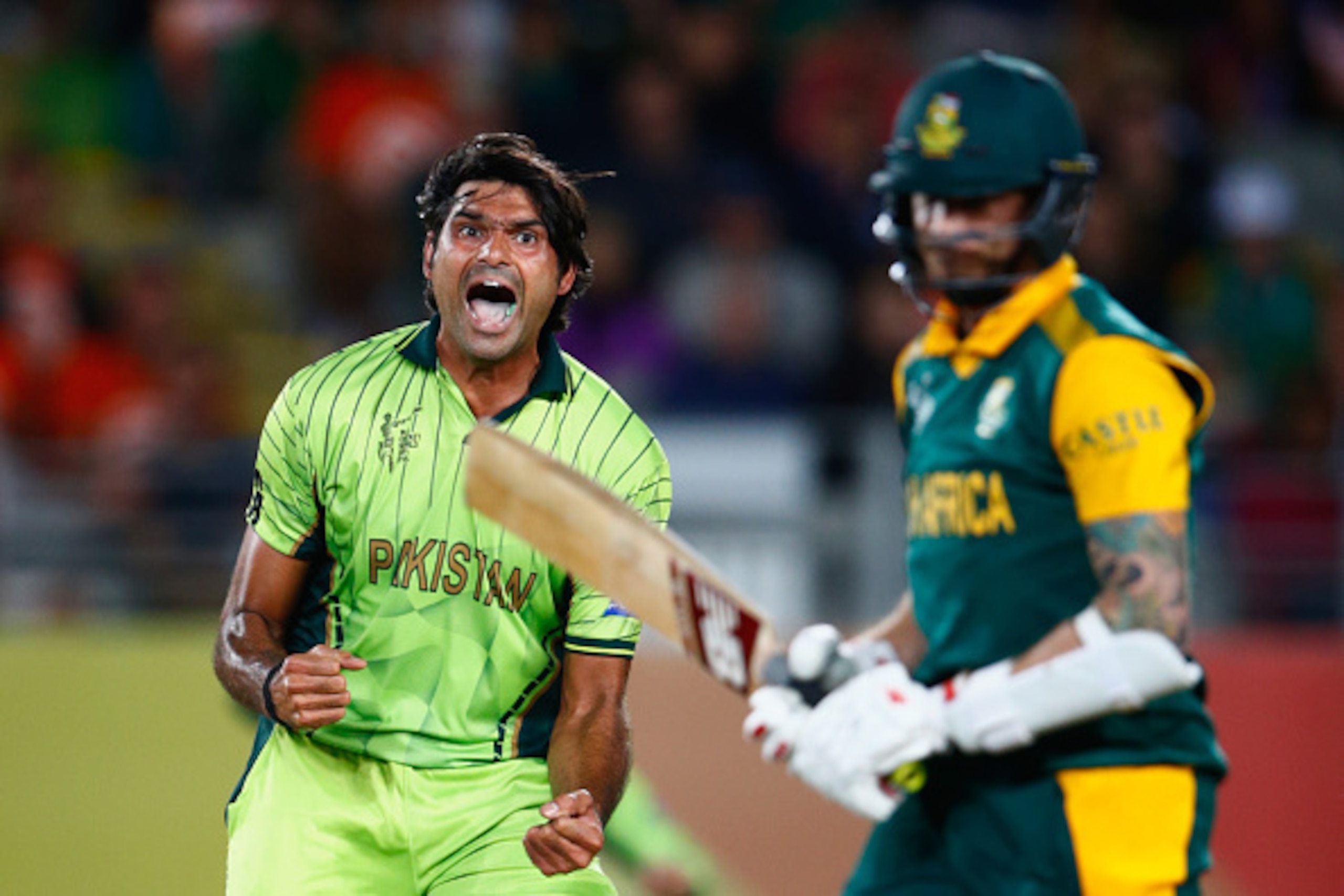 AUCKLAND, NEW ZEALAND - MARCH 07:  Mohammad Irfan of Pakistan celebrates his wicket of Dale Steyn of South Africa (R) during the 2015 ICC Cricket World Cup match between South Africa and Pakistan at Eden Park on March 7, 2015 in Auckland, New Zealand.  (P