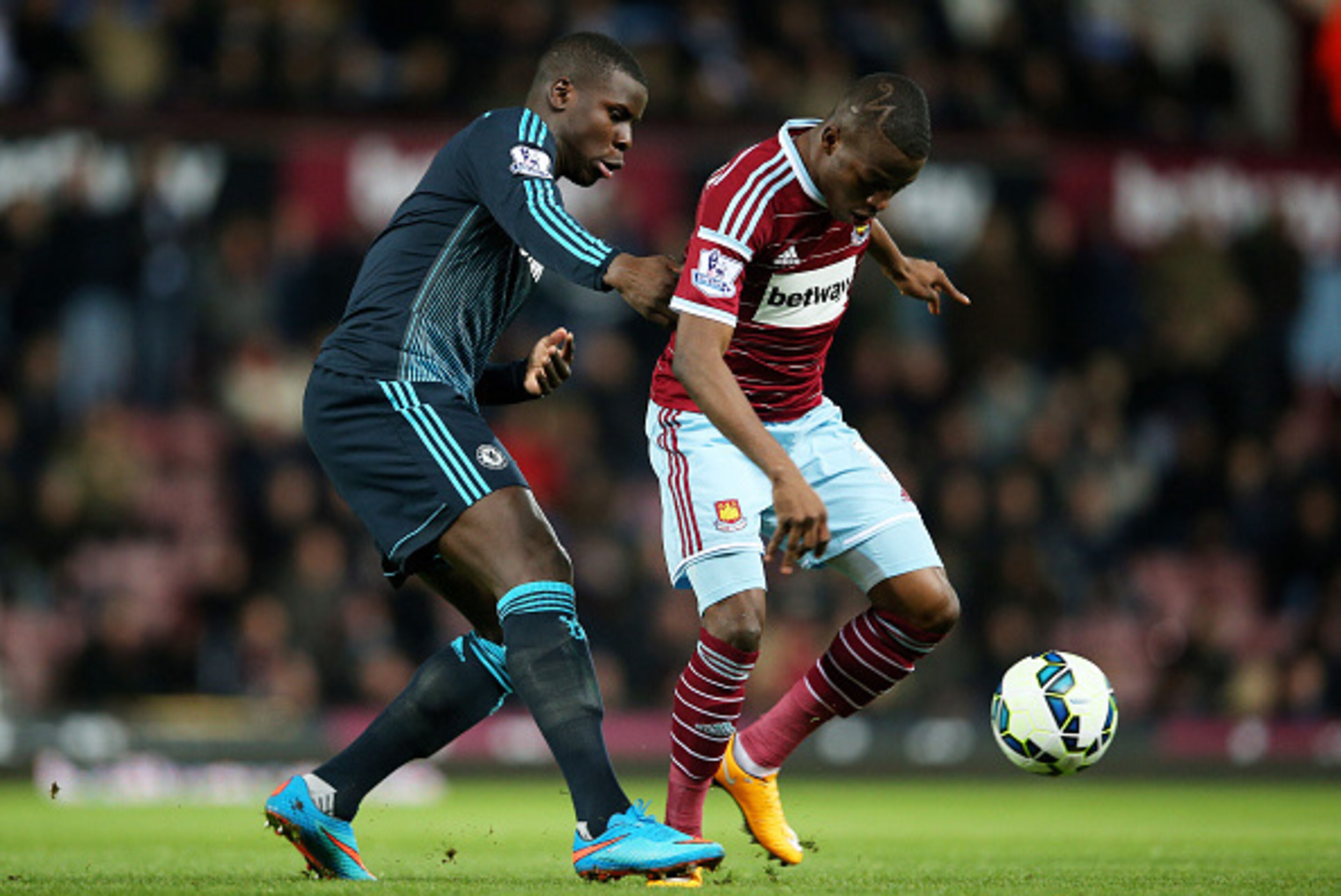 LONDON, ENGLAND - MARCH 04:  Enner Valencia of West Ham is challenged by Kurt Zouma of Chelsea during the Barclays Premier League match between West Ham and Chelsea at the Boleyn Ground on March 4, 2015 in London, England.  (Photo by Paul Gilham/Getty Ima