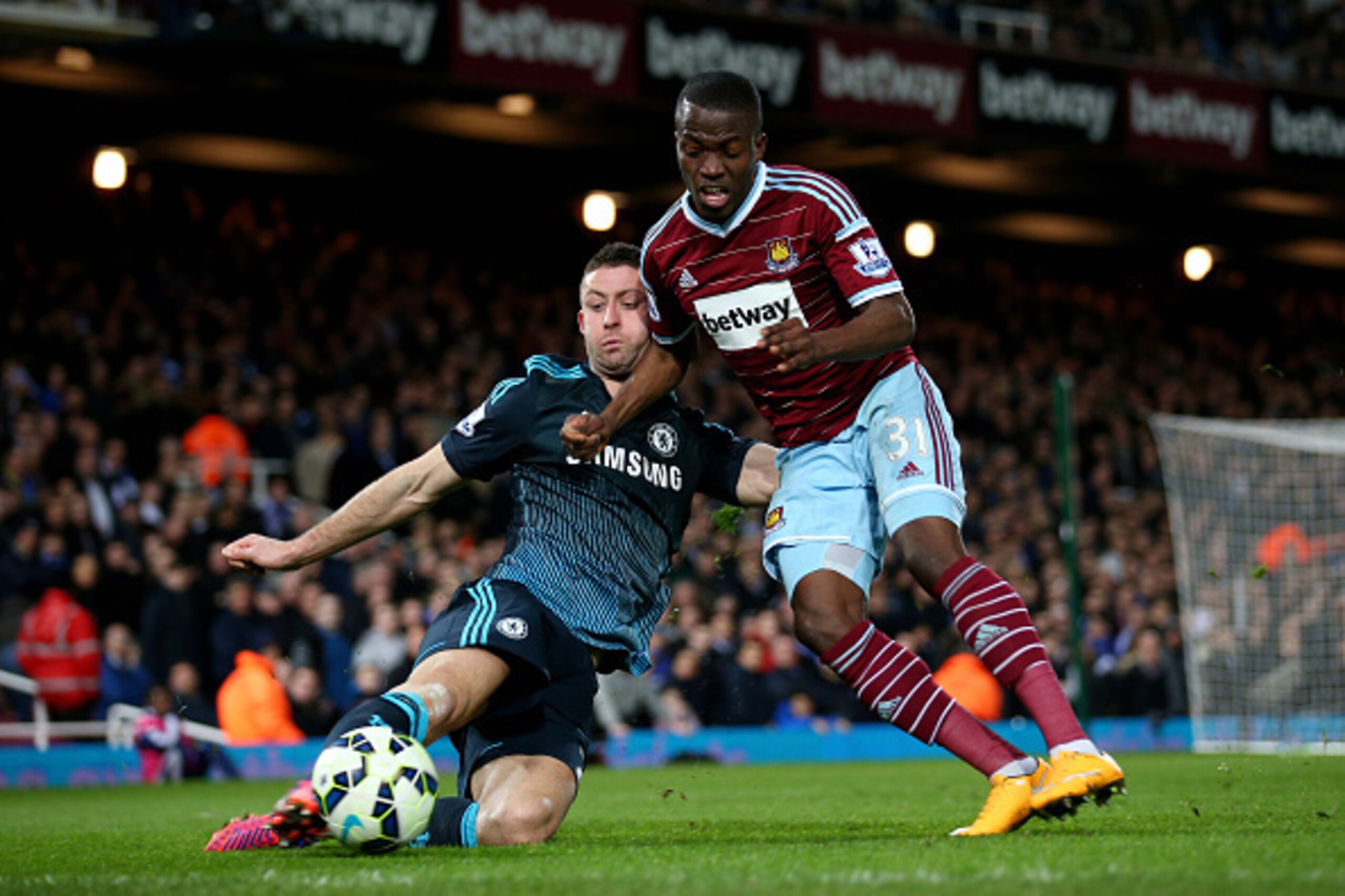 LONDON, ENGLAND - MARCH 04:  Gary Cahill of Chelsea and Enner Valencia of West Ham battle for the ball during the Barclays Premier League match between West Ham and Chelsea at the Boleyn Ground on March 4, 2015 in London, England.  (Photo by Paul Gilham/G