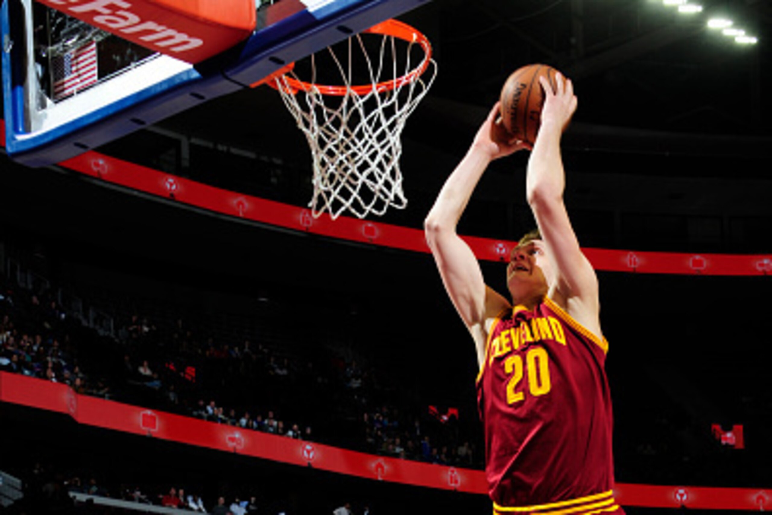 AUBURN HILLS, MI - FEBRUARY 24: Timofey Mozgov #20 of the Cleveland Cavaliers dunks against the Detroit Pistons during the game on February 24, 2015 at The Palace of Auburn Hills in Auburn Hills, Michigan. NOTE TO USER: User expressly acknowledges and agr