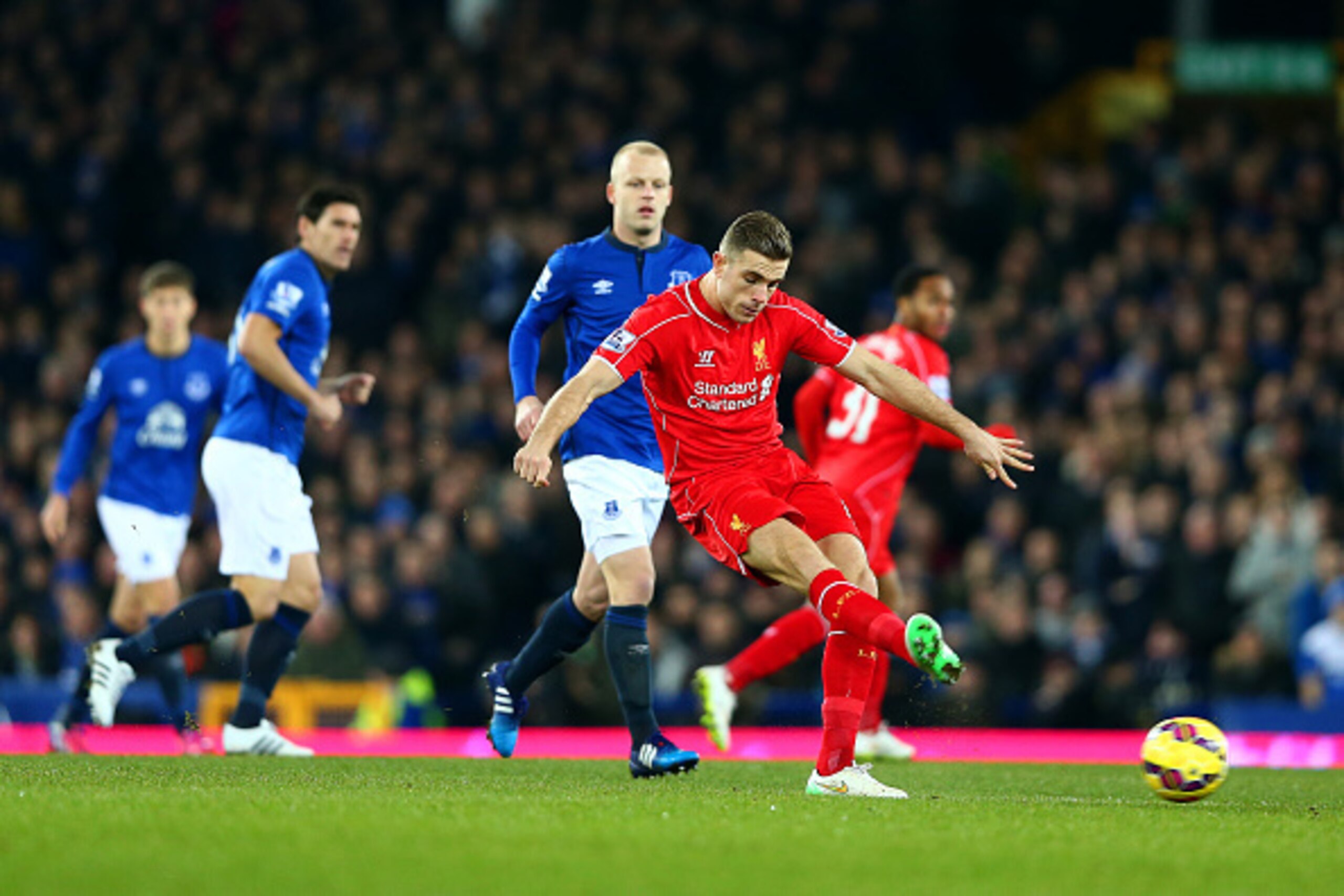 LIVERPOOL, ENGLAND - FEBRUARY 07:  Jordan Henderson of Liverpool shoots at goal during the Barclays Premier League match between Everton and Liverpool at Goodison Park on February 7, 2015 in Liverpool, England.  (Photo by Clive Brunskill/Getty Images)