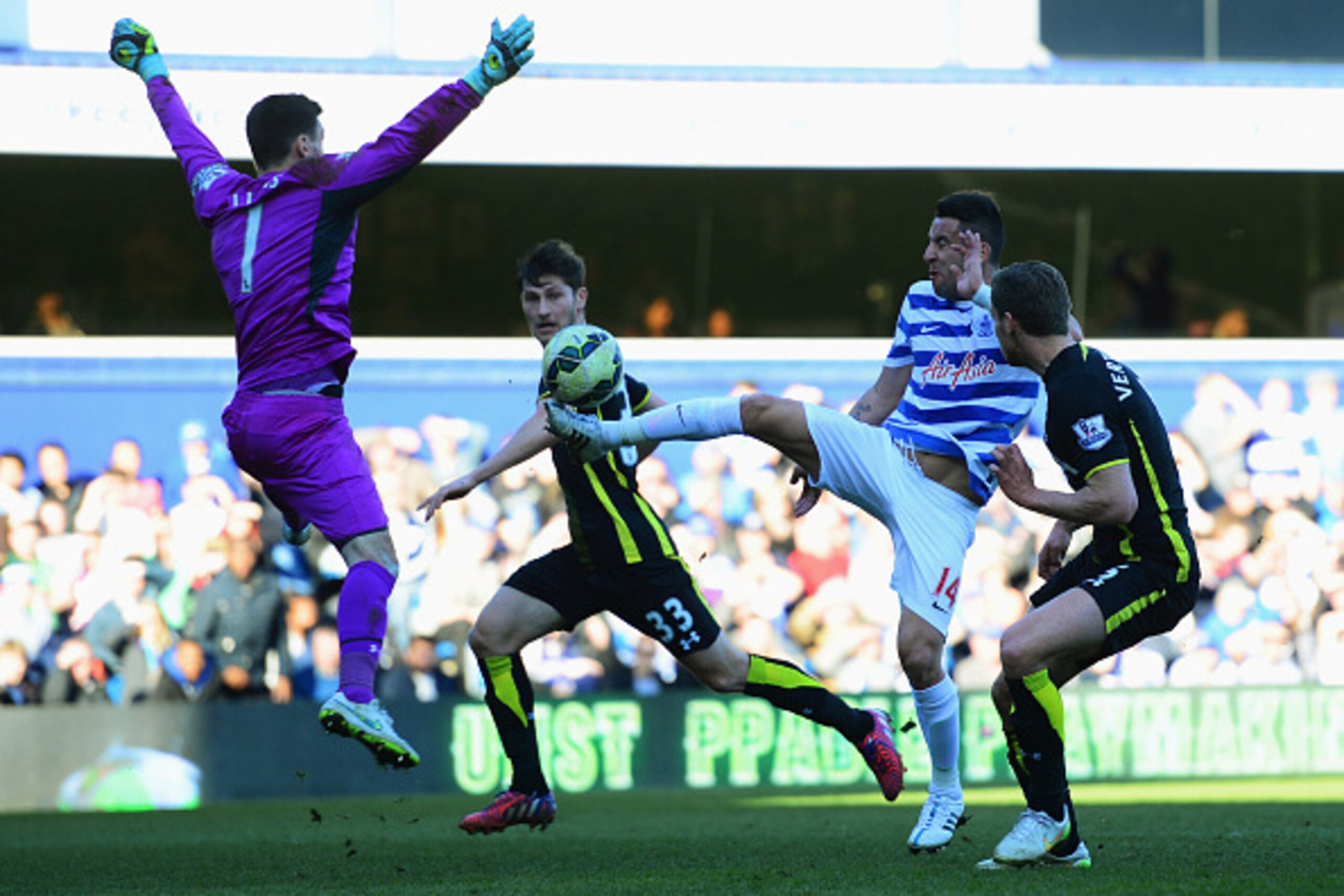 LONDON, ENGLAND - MARCH 07:  Mauricio Isla of QPR is faced by goalkeeper Hugo Lloris of Spurs during the Barclays Premier League match between Queens Park Rangers and Tottenham Hotspur at Loftus Road on March 7, 2015 in London, England.  (Photo by Jamie M