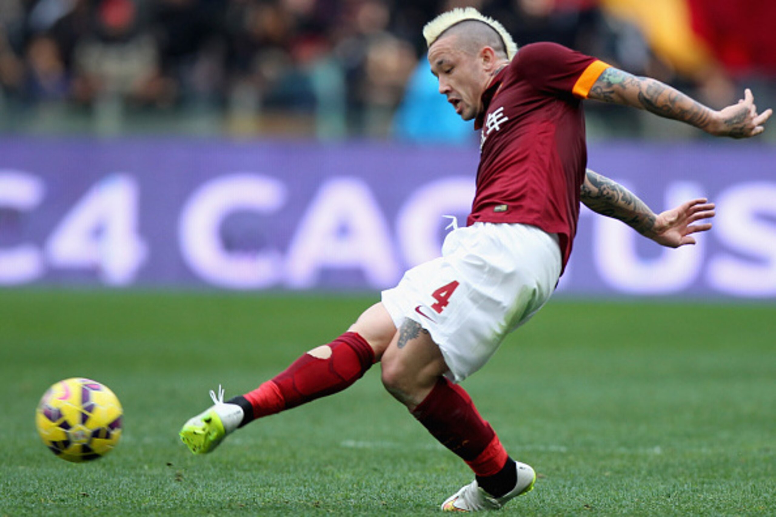 ROME, ITALY - FEBRUARY 15:  Radja Nainggolan of AS Roma in action during the Serie A match between AS Roma and Parma FC at Stadio Olimpico on February 15, 2015 in Rome, Italy.  (Photo by Paolo Bruno/Getty Images)