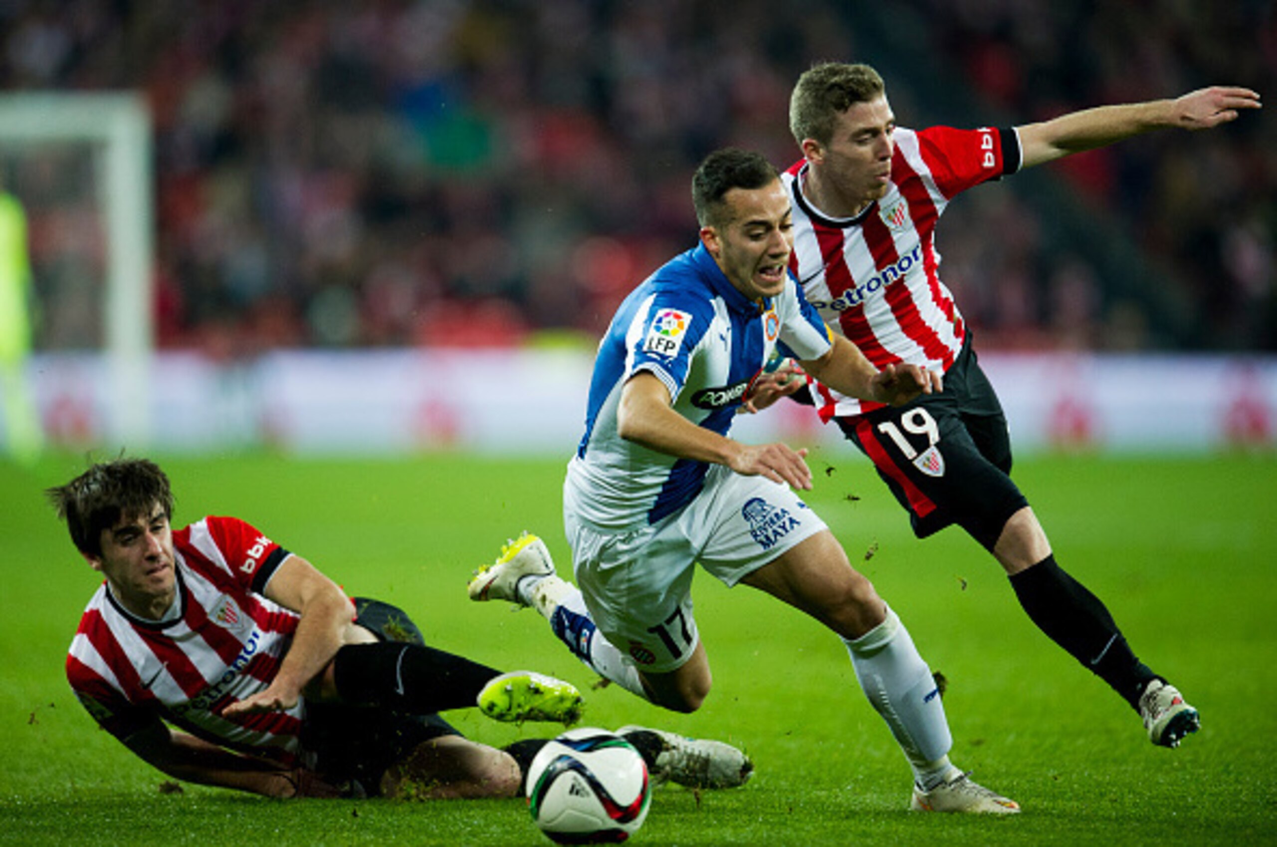 BILBAO, SPAIN - FEBRUARY 11:  Lucas Vazquez of RCD Espanyol duels for the ball with Iker Muniain of Athletic Club during the Copa del Rey Semi-Final first leg match between Athletic Club and RCD Espanyol at San Mames Stadium on February 11, 2015 in Bilbao