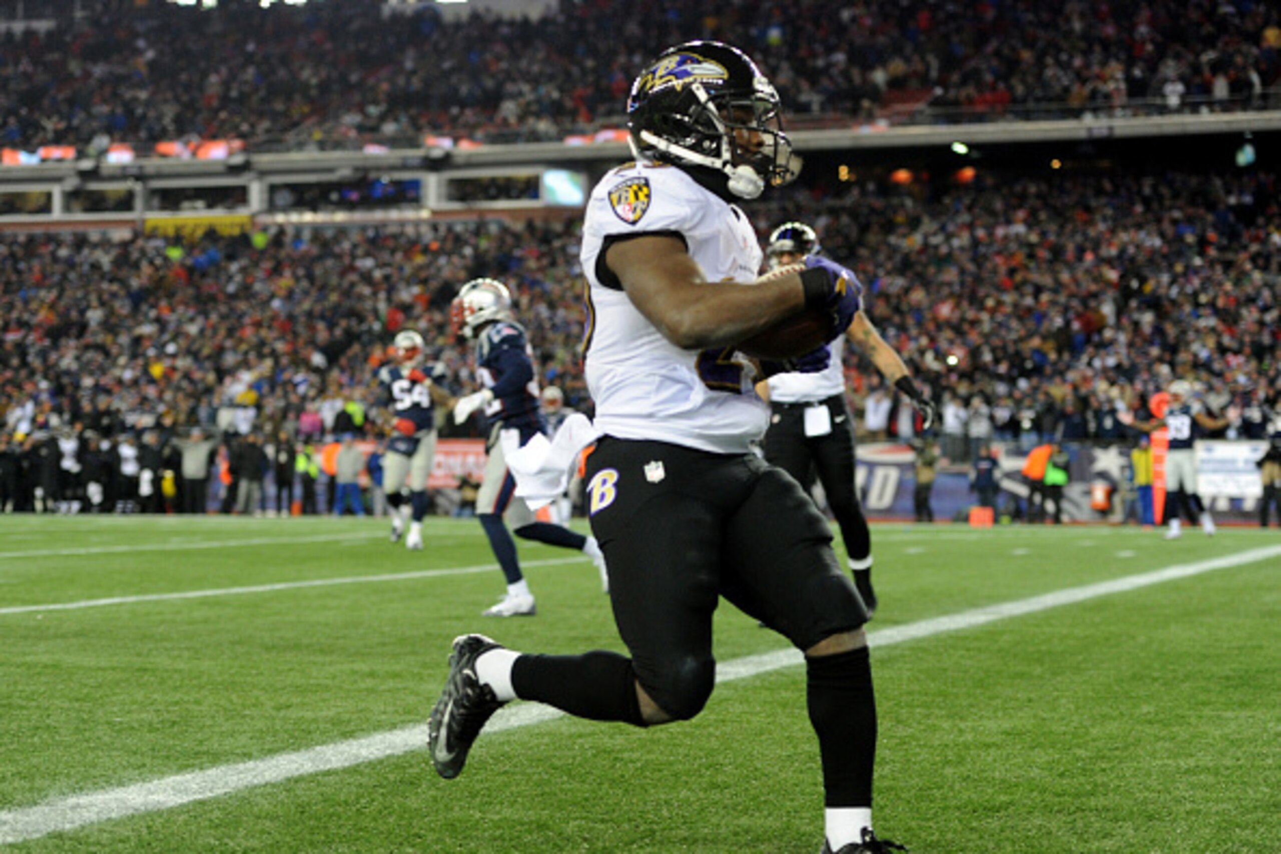 FOXBORO, MA - JANUARY 10:  Justin Forsett #29 of the Baltimore Ravens runs for a touchdown in the third quarter against the New England Patriots during the 2015 AFC Divisional Playoffs game at Gillette Stadium on January 10, 2015 in Foxboro, Massachusetts