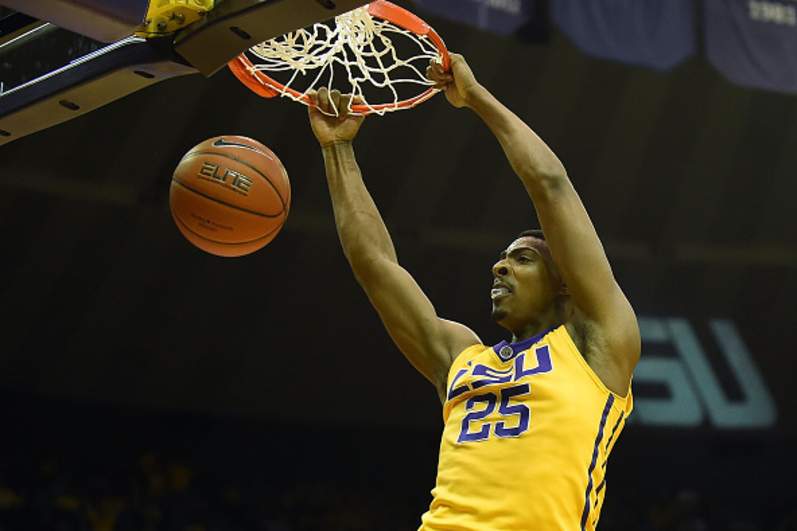 BATON ROUGE, LA - FEBRUARY 10:  Jordan Mickey #25 of the LSU Tigers dunks against the Kentucky Wildcats during the first half of a game at the Pete Maravich Assembly Center on February 10, 2015 in Baton Rouge, Louisiana.  (Photo by Stacy Revere/Getty Imag