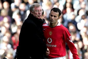 LONDON - OCTOBER 01:  Manchester United Manager, Sir Alex Ferguson congratulates Ryan Giggs after he substituted him during the Barclays Premiership match between Fulham and Manchester United at Craven Cottage on October 1, 2005 in London, England.  (Phot