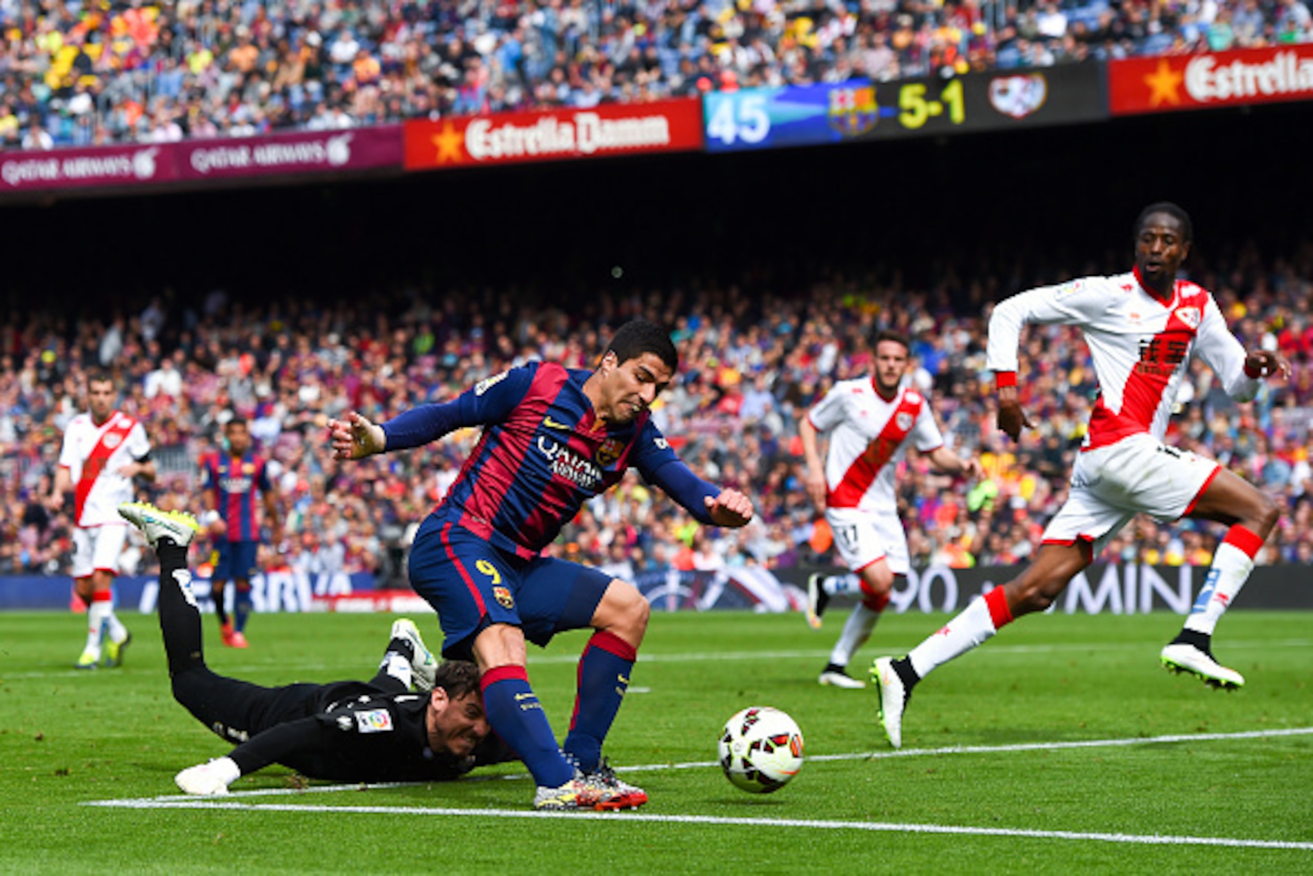 BARCELONA, SPAIN - MARCH 08:  Luis Suarez of FC Barcelona scores his team's sixth goal during the La Liga match between FC Barcelona and Rayo Vallecano de Madrid at Camp Nou on March 8, 2015 in Barcelona, Spain.  (Photo by David Ramos/Getty Images)
