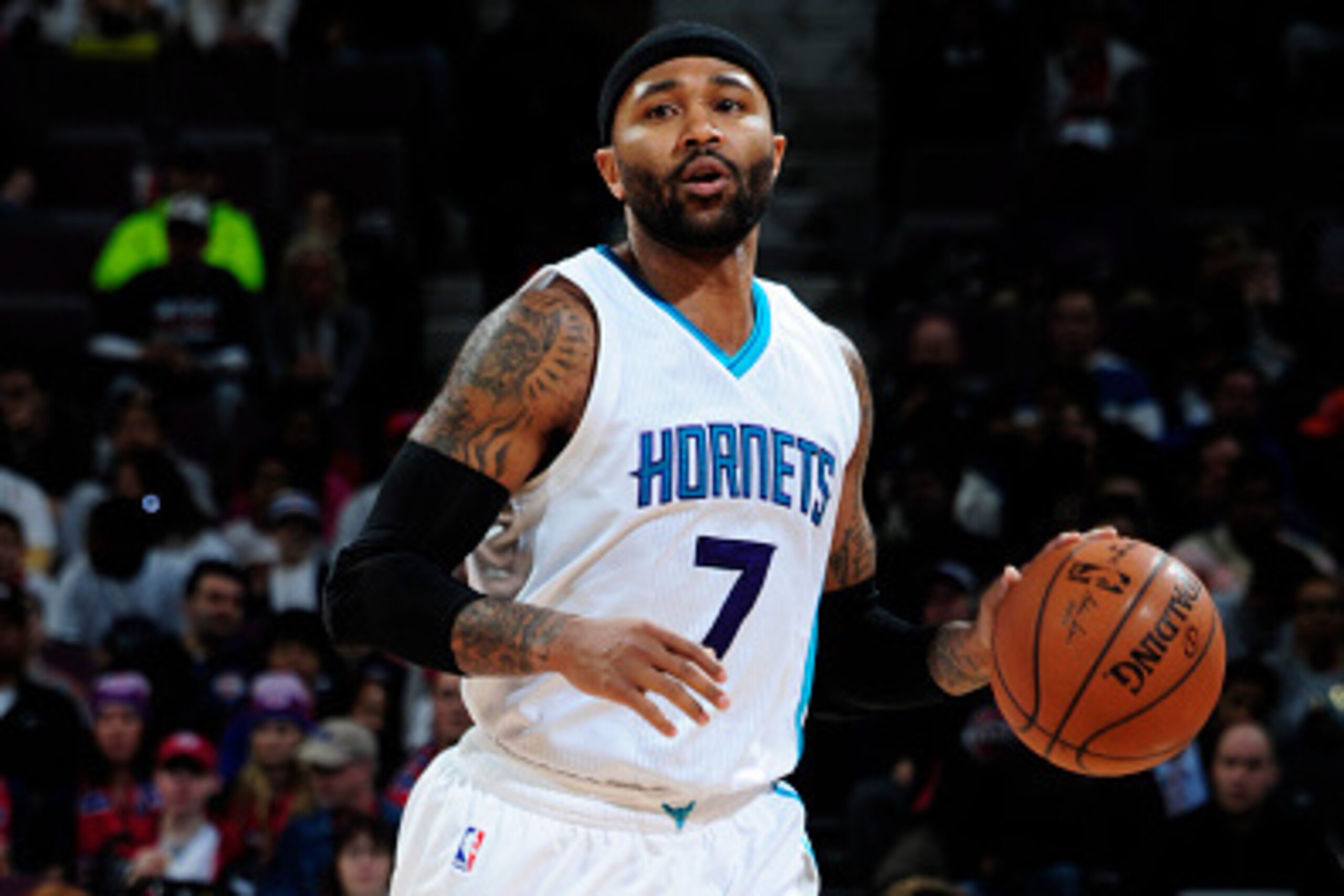 AUBURN HILLS, MI - MARCH 8:  Mo Williams #7 of the Charlotte Hornets handles the ball against the Detroit Pistons on March 8, 2015 at The Palace of Auburn Hills in Auburn Hills, Michigan. NOTE TO USER: User expressly acknowledges and agrees that, by downl