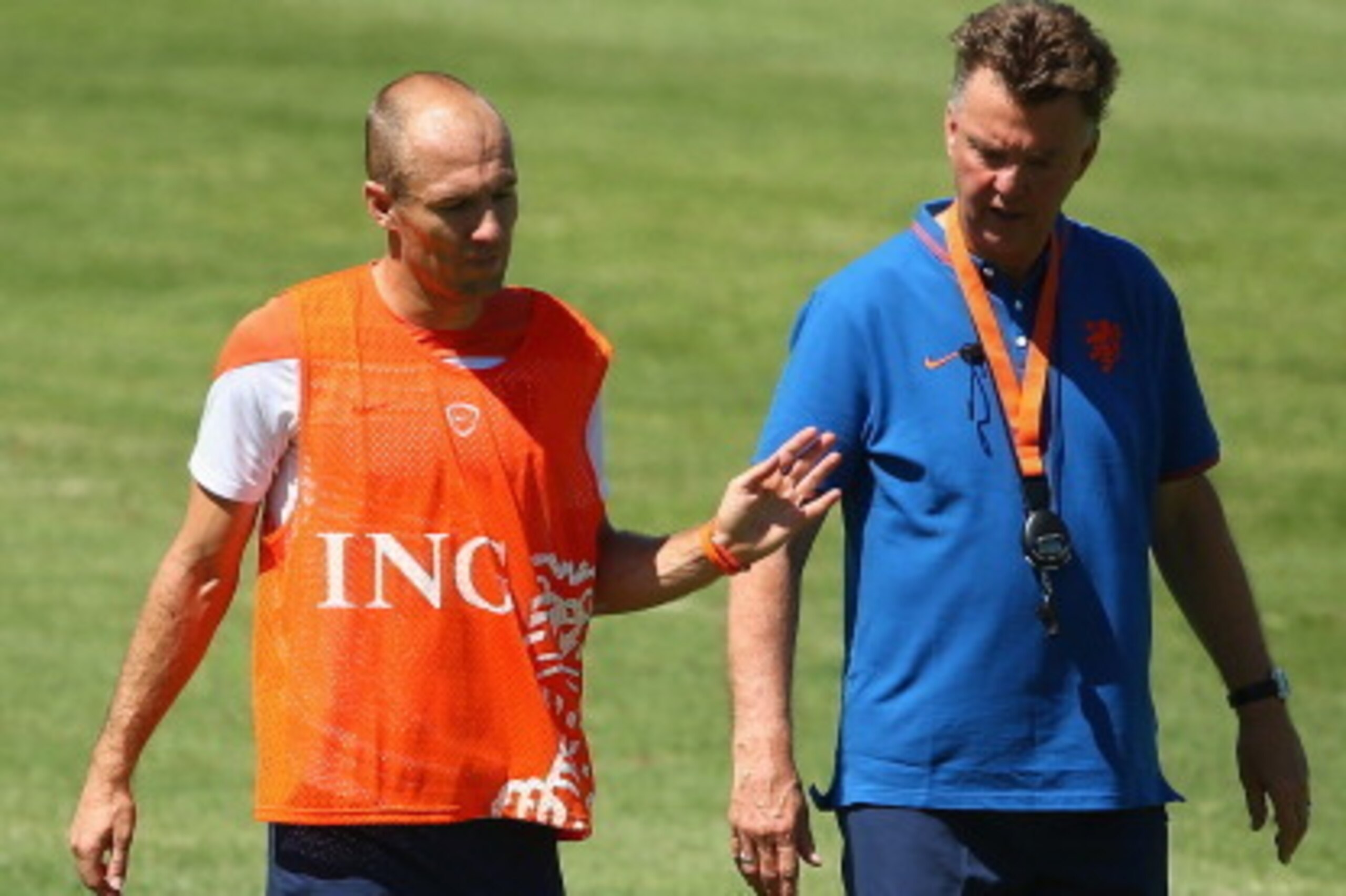FORTALEZA, BRAZIL - JUNE 28:  Louis van Gaal, manager of Netherlands talks with Arjen Robben during the Netherlands training session at the 2014 FIFA World Cup Brazil held at Estadio Presidente Vargas on June 28, 2014 in Fortaleza, Brazil.  (Photo by Robe