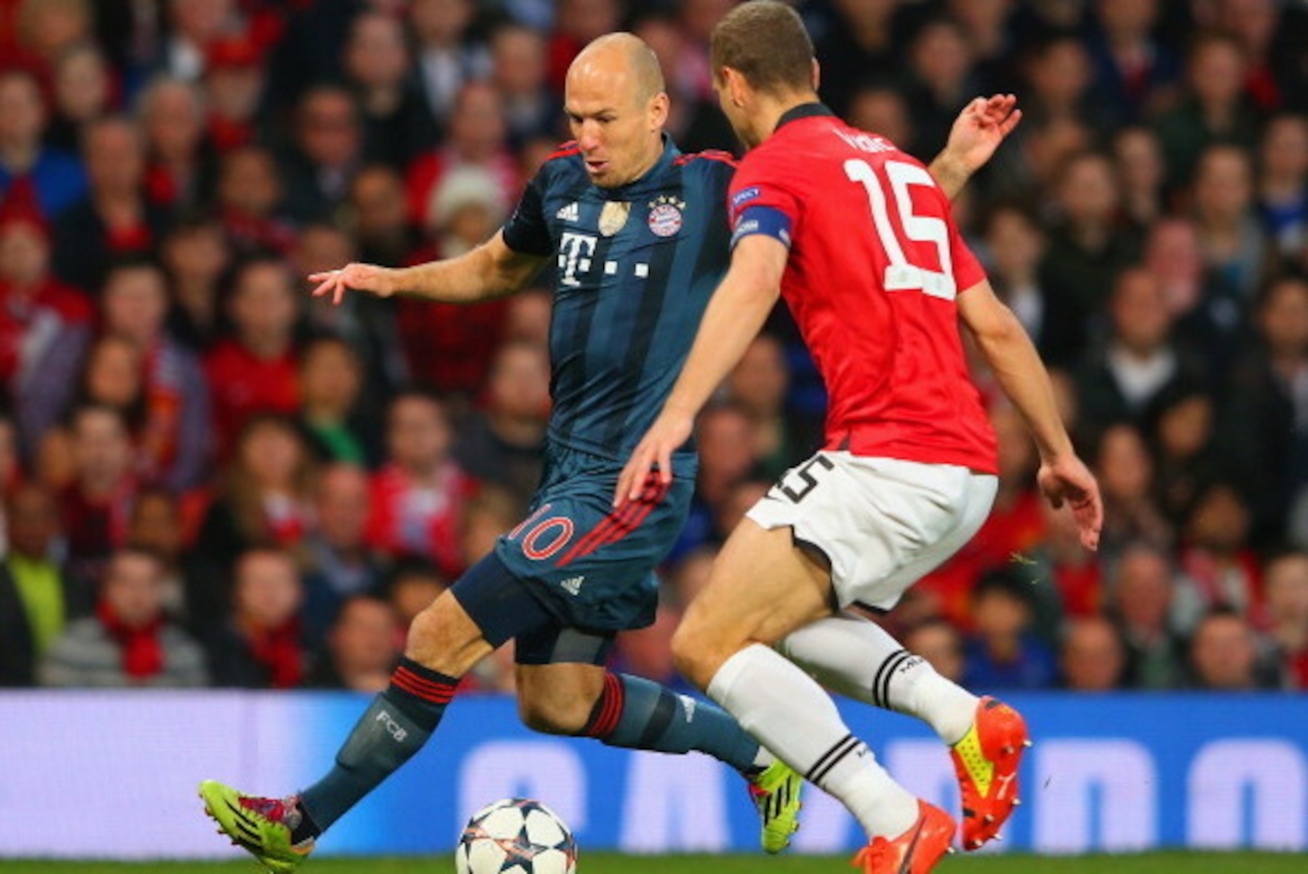 MANCHESTER, ENGLAND - APRIL 01:  Nemanja Vidic of Manchester United closes down Arjen Robben of Bayern Muenchen during the UEFA Champions League Quarter Final first leg match between Manchester United and FC Bayern Muenchen at Old Trafford on April 1, 201
