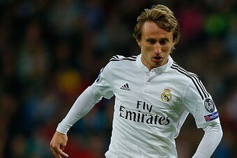 MADRID, SPAIN - NOVEMBER 04: Luka Modric of Real Madrid CF controls the ball during the UEFA Champions League Group B match between Real Madrid CF and Liverpool FC at Estadio Santiago Bernabeu on November 4, 2014 in Madrid, Spain.  (Photo by Gonzalo Arroy