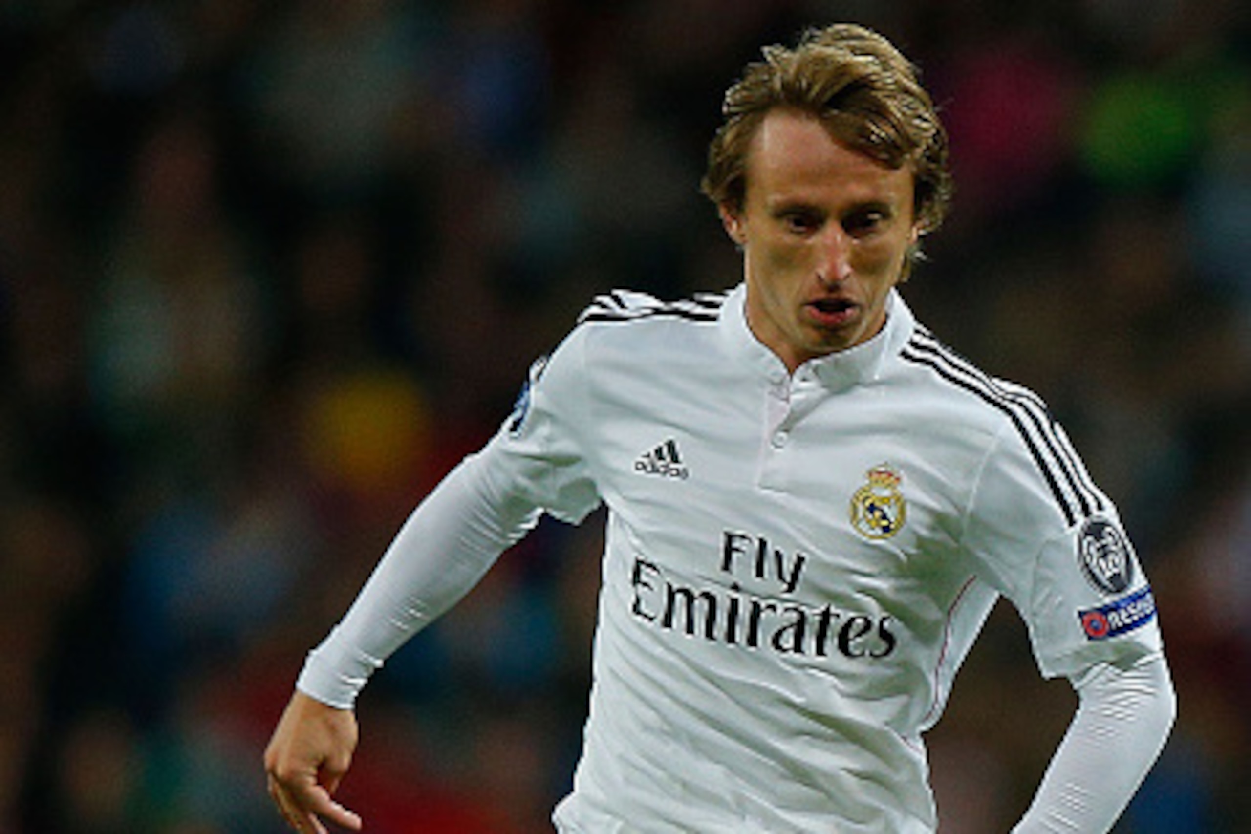 MADRID, SPAIN - NOVEMBER 04: Luka Modric of Real Madrid CF controls the ball during the UEFA Champions League Group B match between Real Madrid CF and Liverpool FC at Estadio Santiago Bernabeu on November 4, 2014 in Madrid, Spain.  (Photo by Gonzalo Arroy