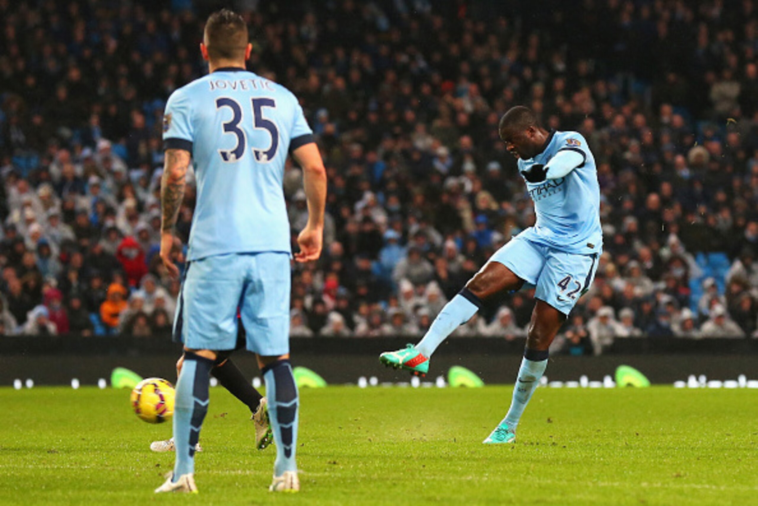 MANCHESTER, ENGLAND - JANUARY 01:  Yaya Toure of Manchester City scores the opening goal during the Barclays Premier League match between Manchester City and Sunderland at Etihad Stadium on January 1, 2015 in Manchester, England.  (Photo by Alex Livesey/G