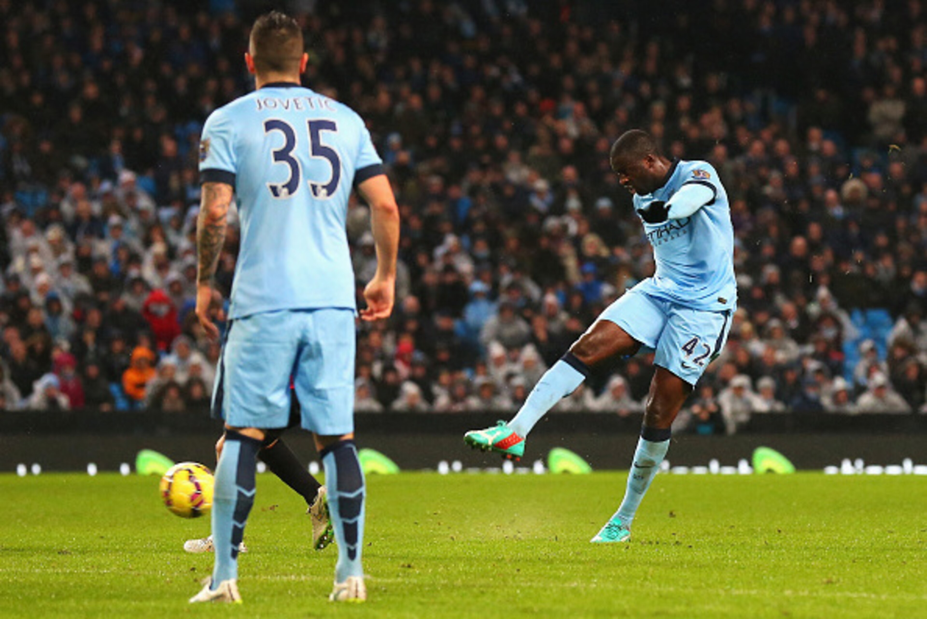 MANCHESTER, ENGLAND - JANUARY 01:  Yaya Toure of Manchester City scores the opening goal during the Barclays Premier League match between Manchester City and Sunderland at Etihad Stadium on January 1, 2015 in Manchester, England.  (Photo by Alex Livesey/G