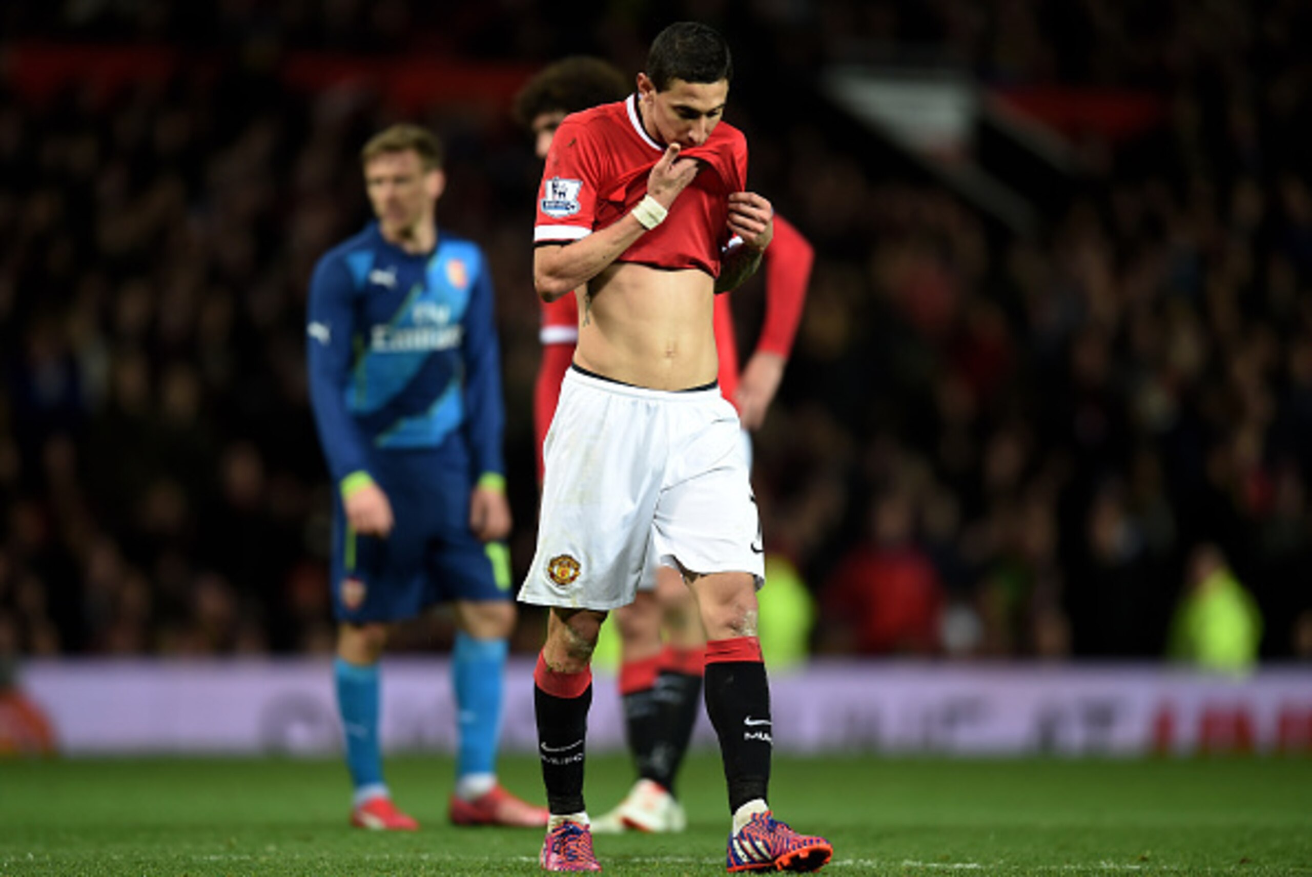 MANCHESTER, ENGLAND - MARCH 09:  A dejected Angel di Maria of Manchester United walks off the pitch after receiving the red card from referee Michael Oliver during the FA Cup Quarter Final match between Manchester United and Arsenal at Old Trafford on Mar