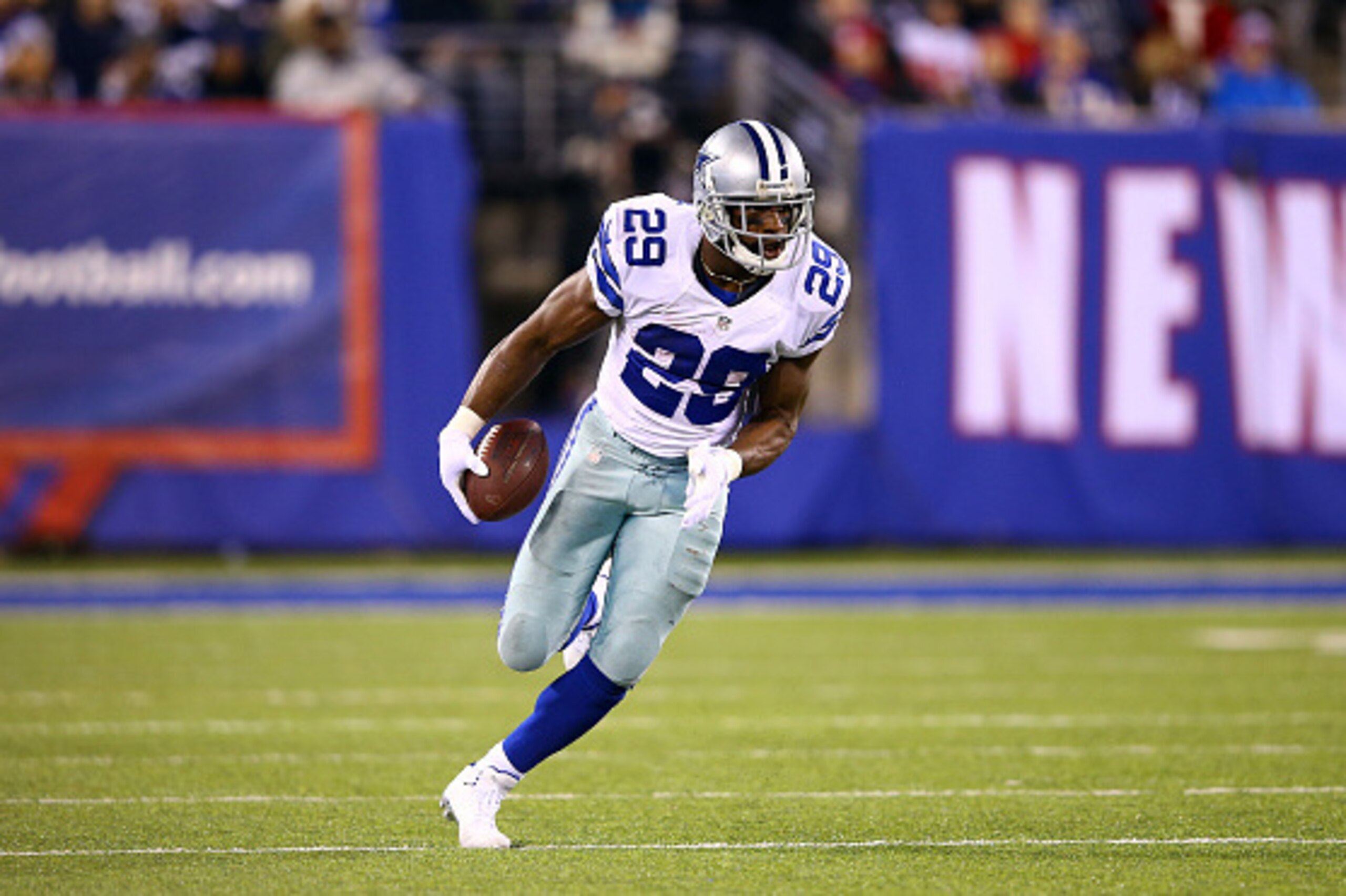 EAST RUTHERFORD, NJ - NOVEMBER 23: DeMarco Murray #29 of the Dallas Cowboys carries the ball against the New York Giants at MetLife Stadium on November 23, 2014 in East Rutherford, New Jersey. (Photo by Al Bello/Getty Images) EAST RUTHERFORD, NJ - NOVEMBER 23: DeMarco Murray #29 of the Dallas Cowboys carries the ball against the New York Giants at MetLife Stadium on November 23, 2014 in East Rutherford, New Jersey. (Photo by Al Bello/Getty Images)