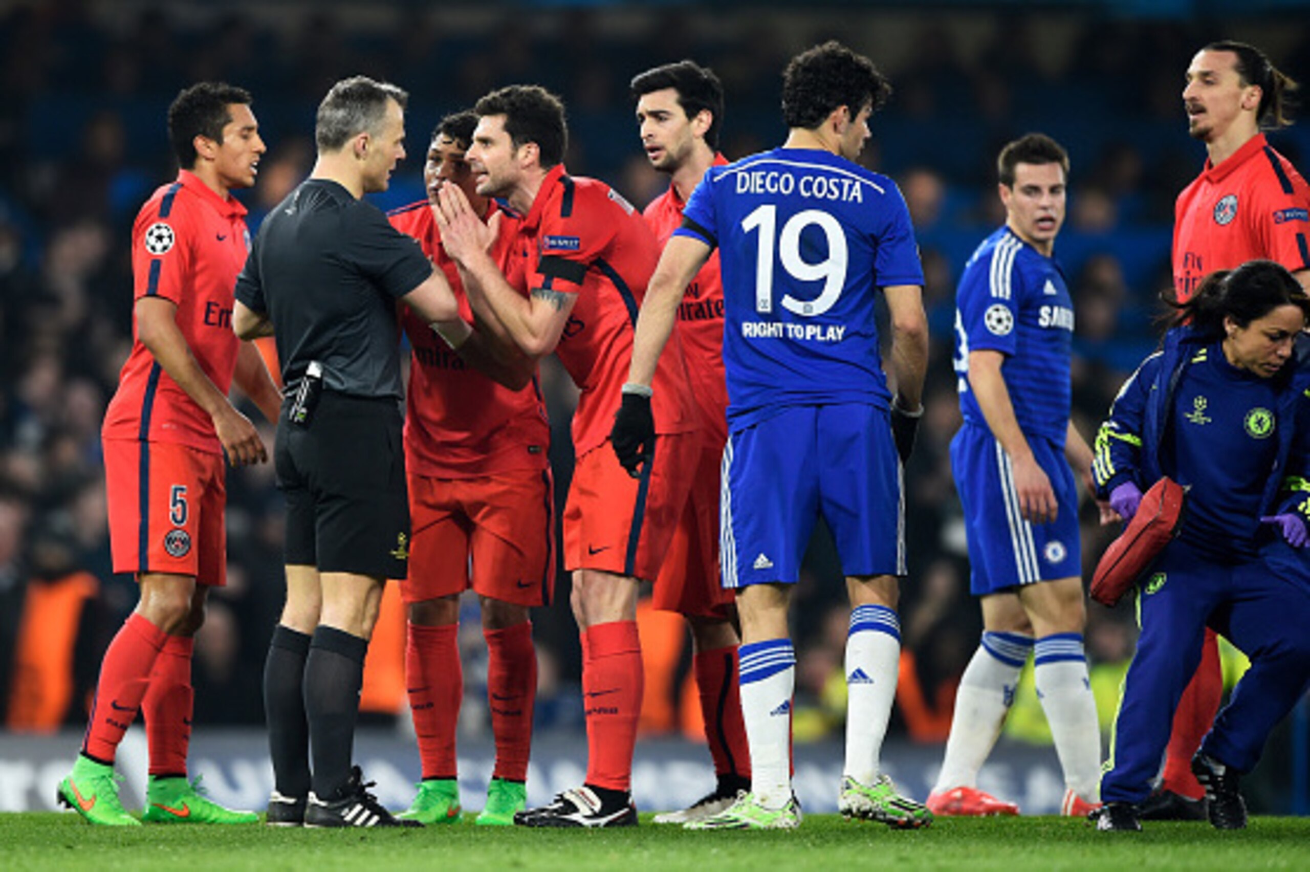 LONDON, ENGLAND - MARCH 11:  Thiago Motta of PSG remonstrates with referee Bjorn Kuipers of the Netherlands not to send off hie teammate Zlatan Ibrahimovic of PSG after a bad tackle on Oscar of Chelsea during the UEFA Champions League Round of 16, second 