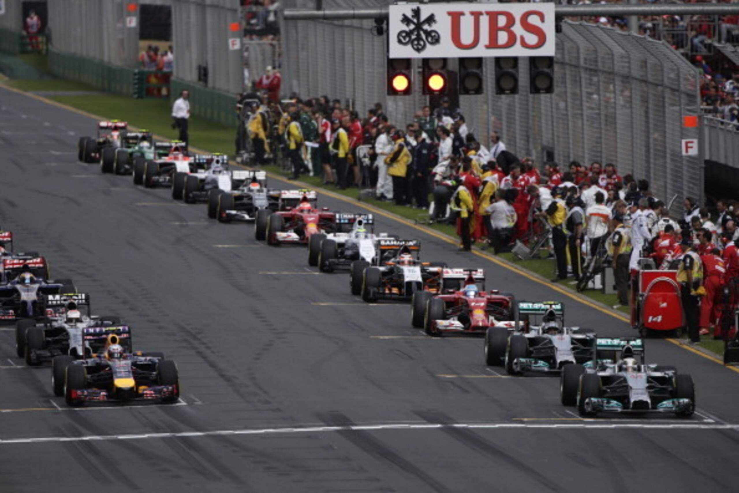 MELBOURNE, AUSTRALIA - MARCH 16:  The field prepares to start the warm up lap before the Australian Formula One Grand Prix at Albert Park on March 16, 2014 in Melbourne, Australia.  (Photo by Andrew Hone/Getty Images)