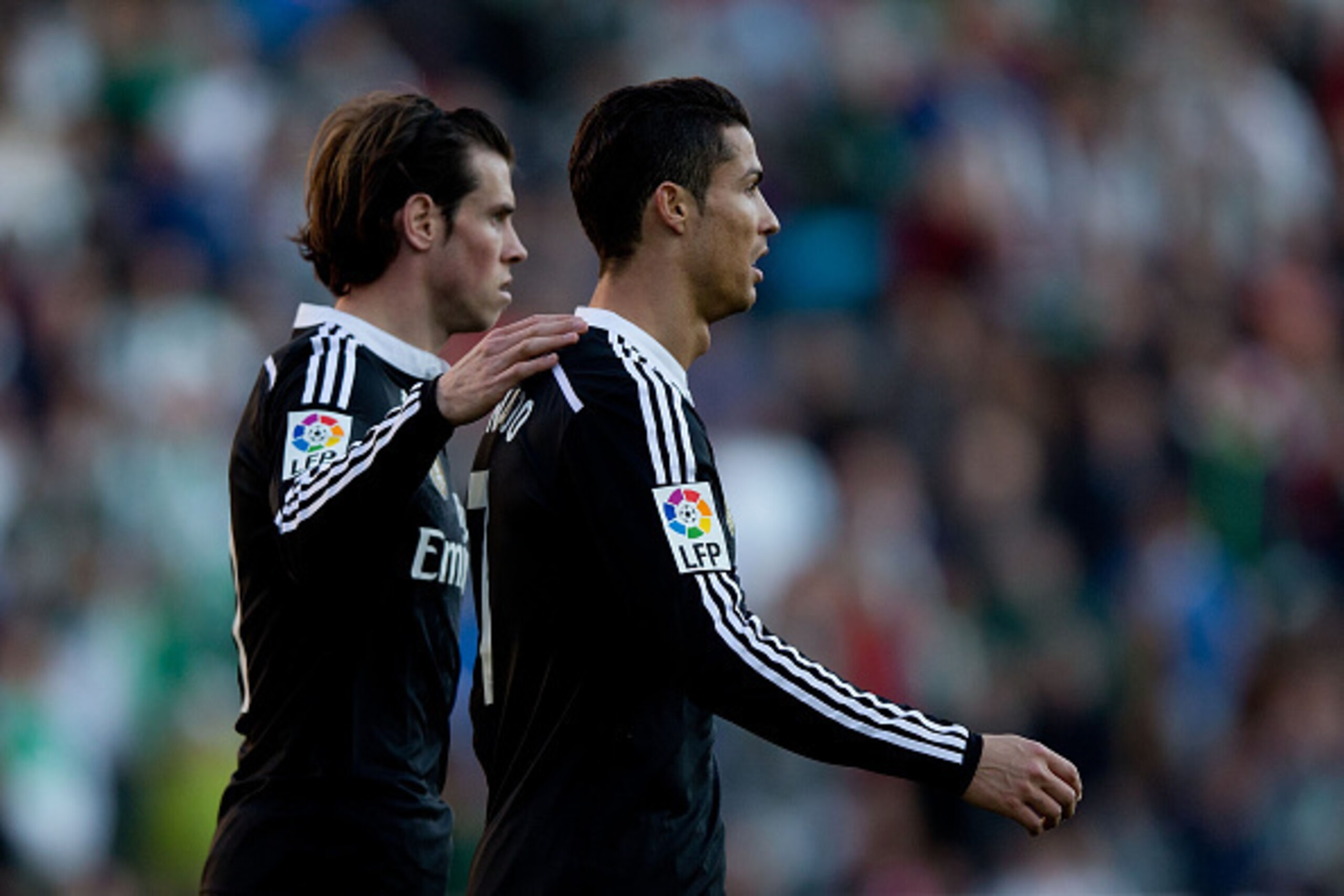CORDOBA, SPAIN - JANUARY 24:  Gareth Bale (L) of Real Madrid CF consoles his teammate Cristiano Ronaldo (R) as he leaves the pitch after being reprimanded with a red card during the La Liga match between Cordoba CF and Real Madrid CF at El Arcangel stadiu