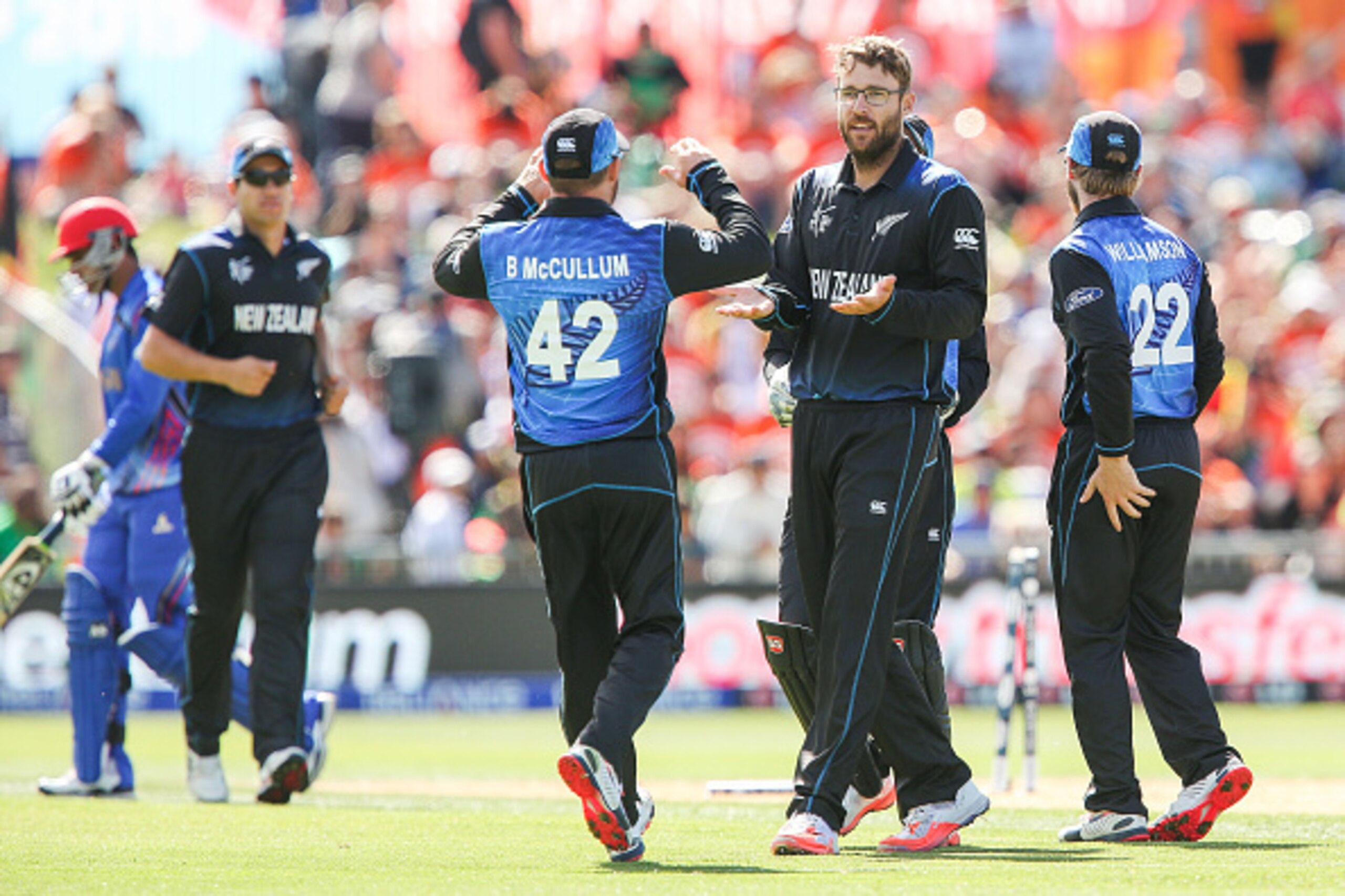 NAPIER, NEW ZEALAND - MARCH 08:  Daniel Vettori of New Zealand is congratulated by teammate Brendon McCullum after taking the wicket of Usman Ghani of Afghanistan during the 2015 ICC Cricket World Cup match between New Zealand and Afghanistan at McLean Pa