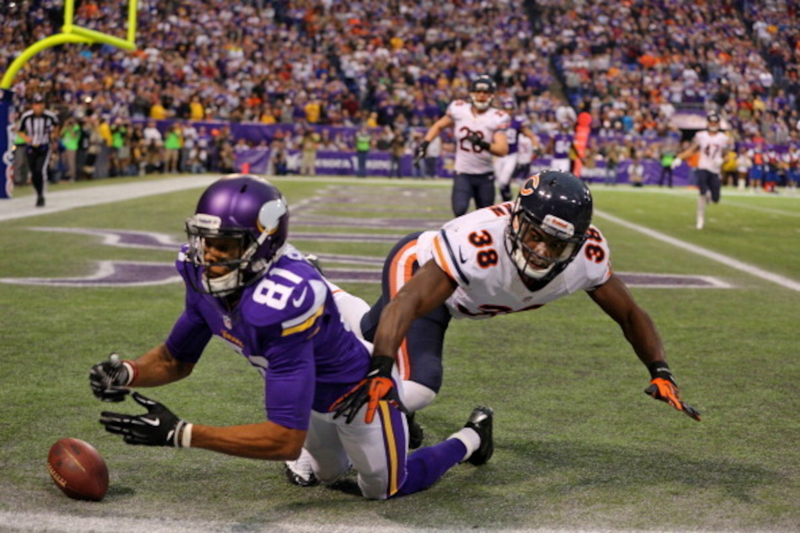 MINNEAPOLIS, MN - DECEMBER 1:  Jerome Simpson #81 of the Minnesota Vikings misses the completion while Zack Bowman #38 of the Chicago Bears applies pressure on December 1, 2013 at Mall of America Field at the Hubert Humphrey Metrodome in Minneapolis, Minn