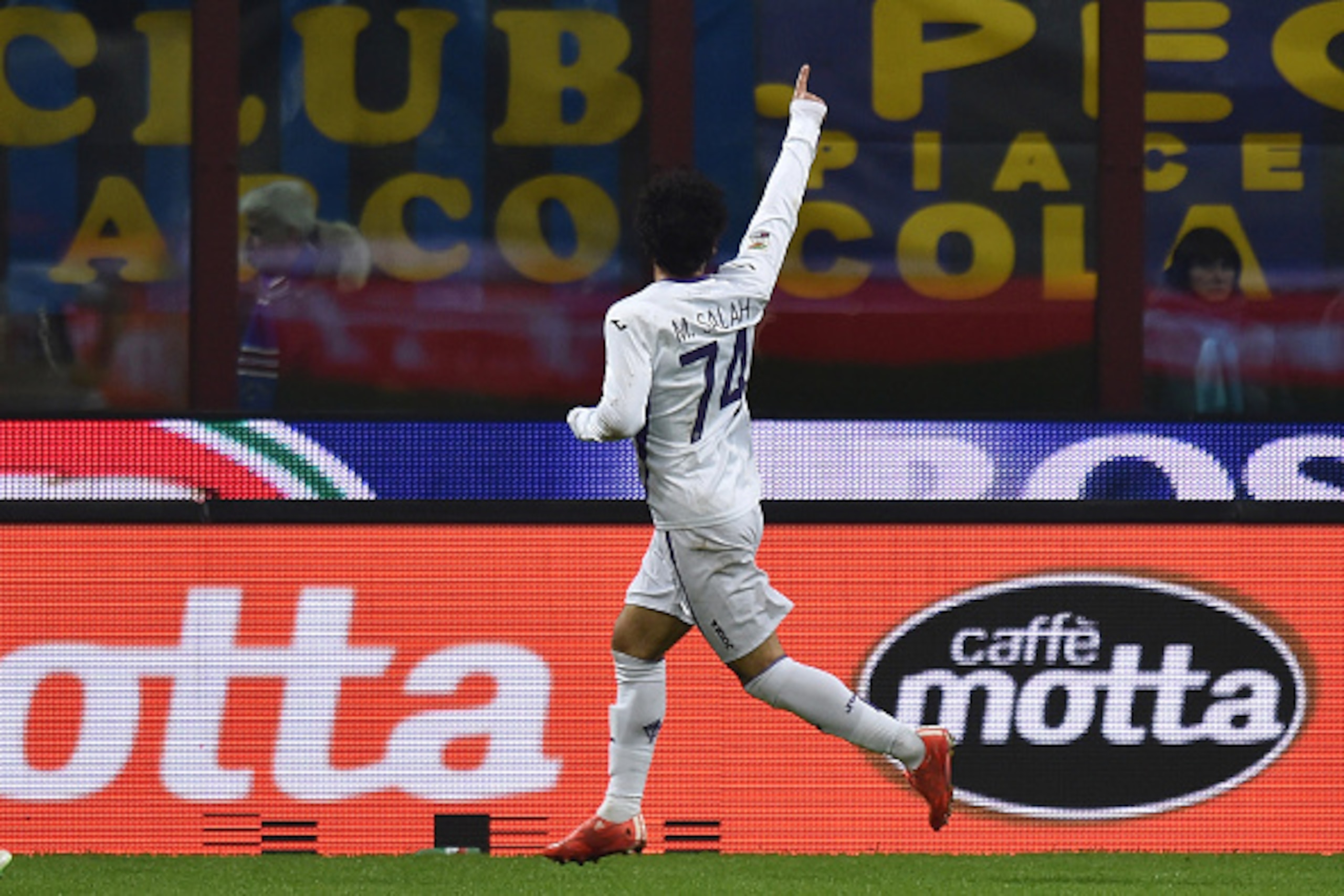 MILAN, ITALY - MARCH 01:  Mohamed Salah of Fiorentina celebrates after scoring the opening goal during the Serie A match between FC Internazionale Milano and ACF Fiorentina at Stadio Giuseppe Meazza on March 1, 2015 in Milan, Italy.  (Photo by Tullio M. P