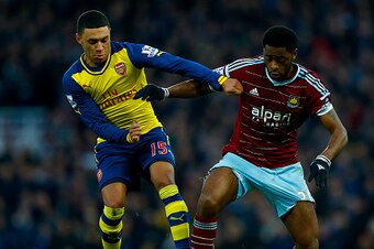 LONDON, ENGLAND - DECEMBER 28:  Alexandre Song of West Ham battles for the ball with Alex Oxlade-Chamberlain of Arsenal during the Barclays Premier League match between West Ham United and Arsenal at Boleyn Ground on December 28, 2014 in London, England. 