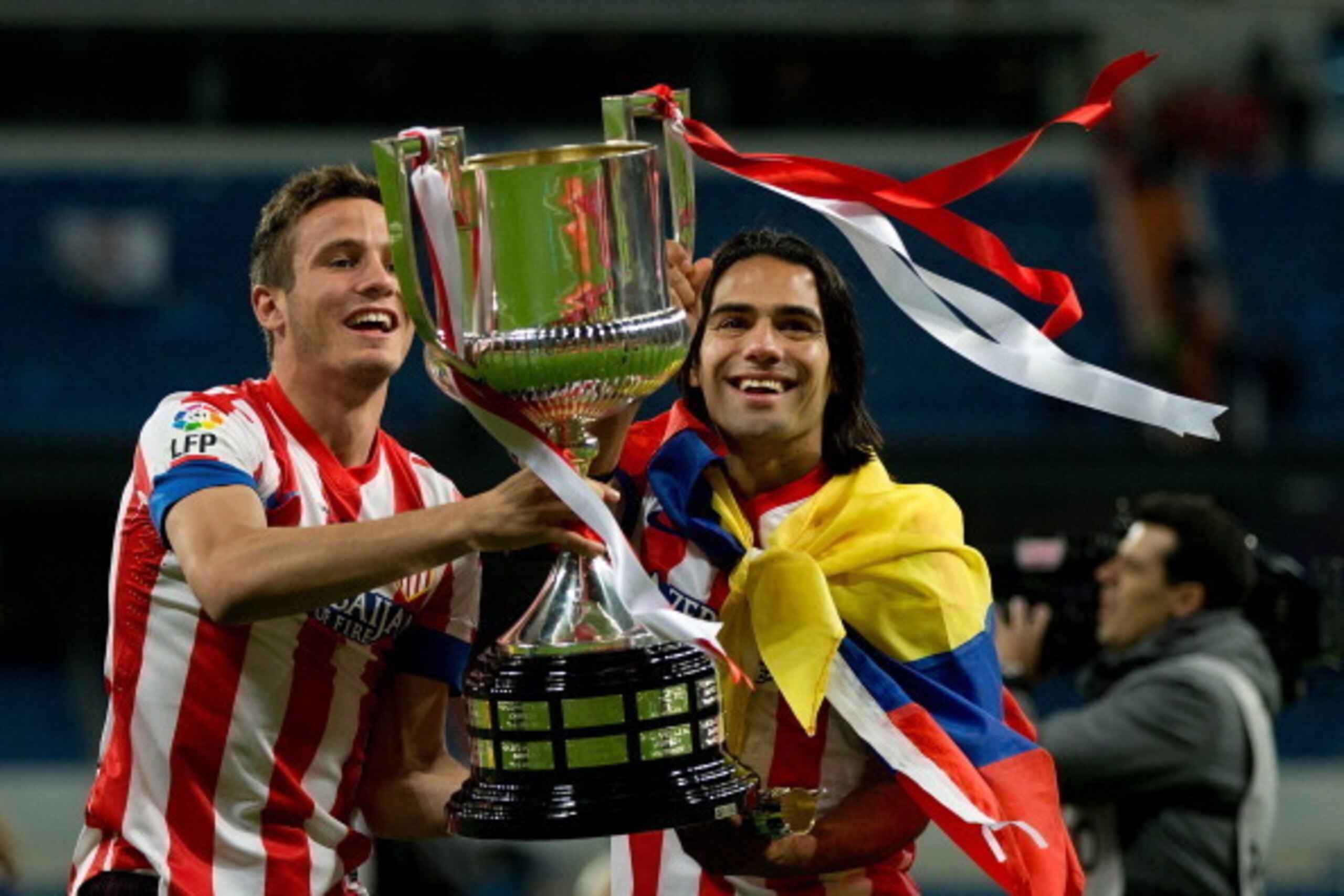 MADRID, SPAIN - MAY 17:  Radamel Falcao (R) of Atletico de Madrid holds the trophy in celebration with his teammate Saul during the Copa del Rey Final match between Real Madrid CF and Club Atletico de Madrid at Estadio Santiago Bernabeu on May 17, 2013 in