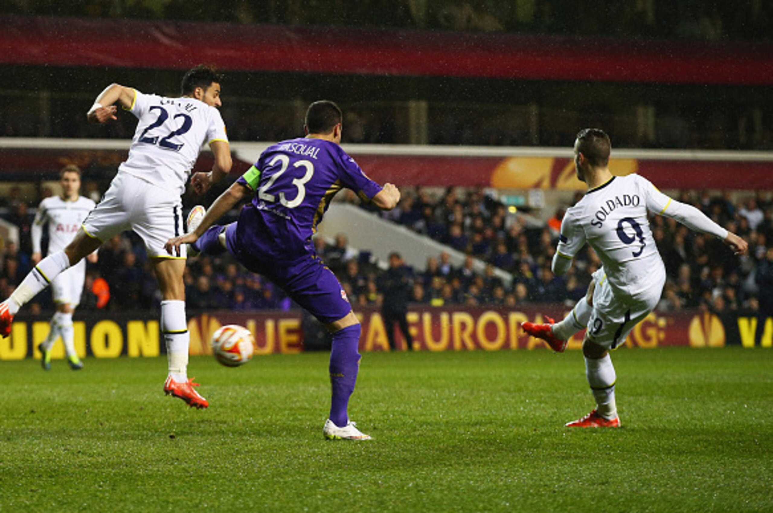 LONDON, ENGLAND - FEBRUARY 19:  Roberto Soldado of Spurs (9) scores their first goal during the UEFA Europa League Round of 32 first leg match between Tottenham Hotspur FC and ACF Fiorentina at White Hart Lane on February 19, 2015 in London, United Kingdo