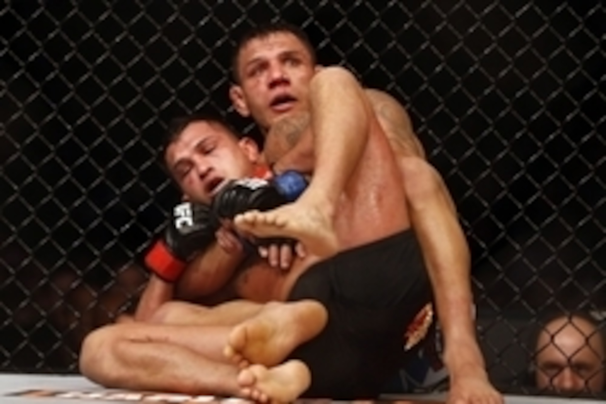 Mar 14, 2015; Dallas, TX, USA; Anthony Pettis (red) fights Rafael dos Anjos (blue) in the lightweight title bout during UFC 185 at American Airlines Center. Mandatory Credit: Tim Heitman-USA TODAY Sports Mar 14, 2015; Dallas, TX, USA; Anthony Pettis (red) fights Rafael dos Anjos (blue) in the lightweight title bout during UFC 185 at American Airlines Center. Mandatory Credit: Tim Heitman-USA TODAY Sports