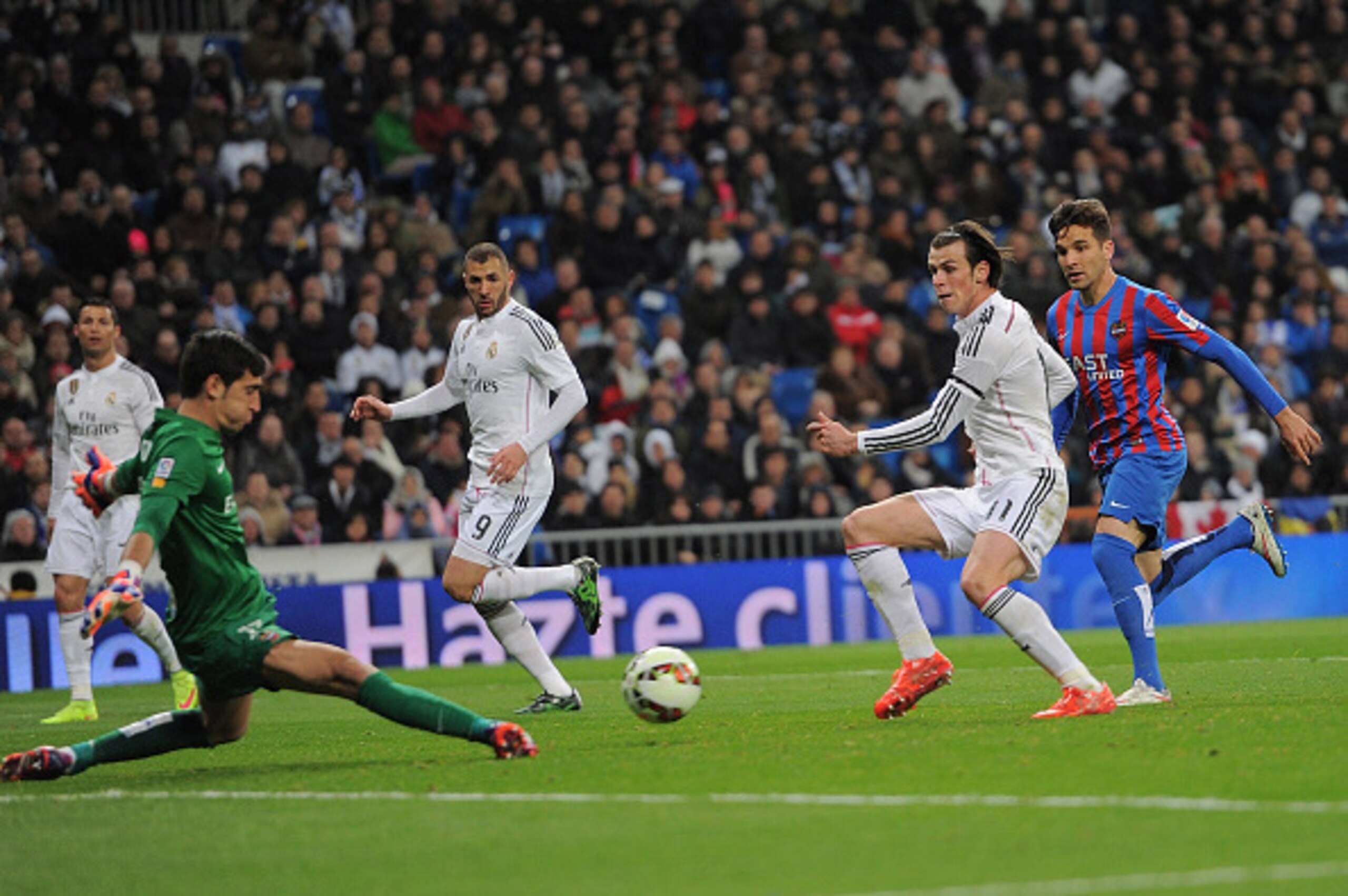 MADRID, SPAIN - MARCH 15:  Gareth Bale of Real Madrid gets his shot at goal blocked by Diego Marino of Levante  during the La Liga match between Real Madrid CF and Levante UD at Estadio Santiago Bernabeu on March 15, 2015 in Madrid, Spain.  (Photo by Deni