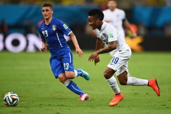 MANAUS, BRAZIL - JUNE 14: Raheem Sterling of England runs with the ball as Marco Verratti of Italy gives chase during the 2014 FIFA World Cup Brazil Group D match between England and Italy at Arena Amazonia on June 14, 2014 in Manaus, Brazil.  (Photo by C