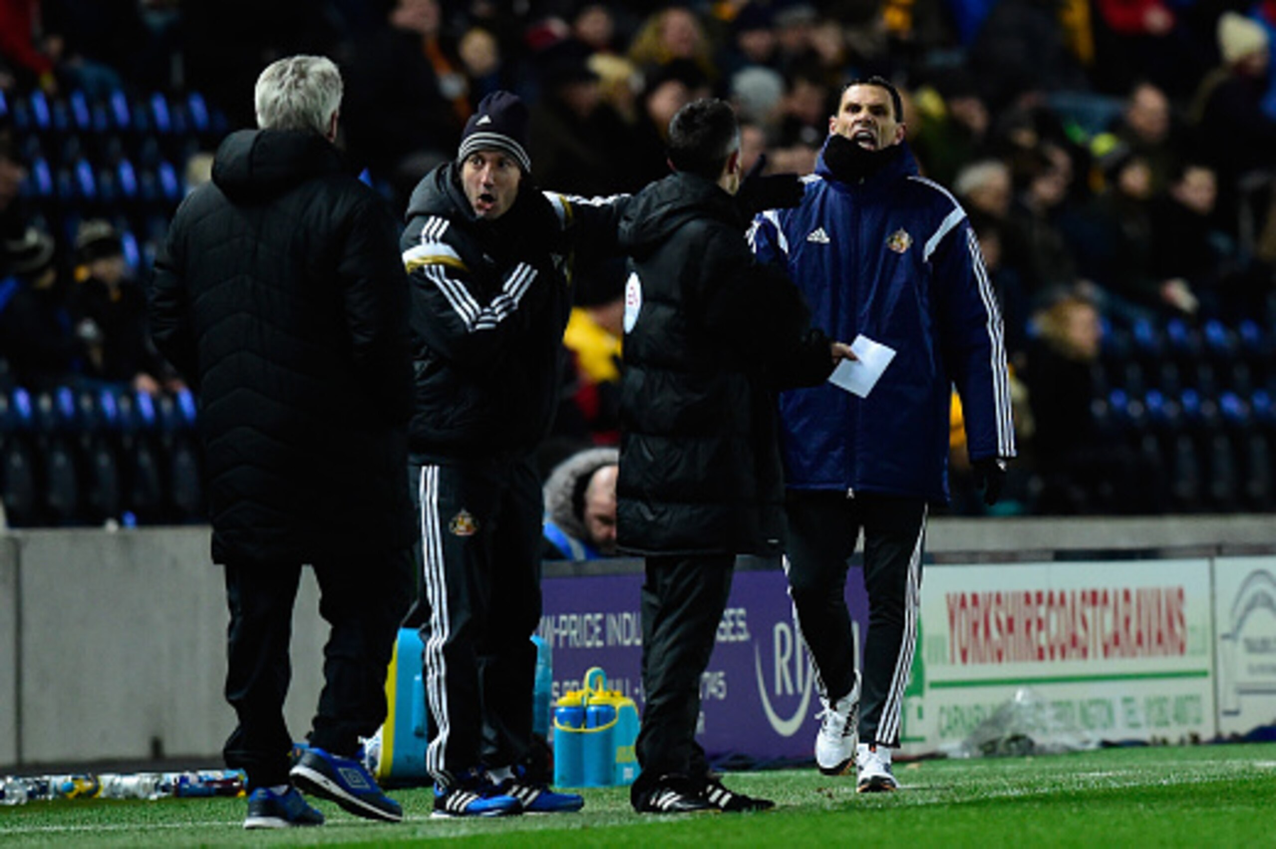 HULL, ENGLAND - MARCH 03: Hull manager Steve Bruce (l) and Sunderland manager Gus Poyet argue after Poyet is sent to the stand during the Barclays Premier League match between Hull City and Sunderland at KC Stadium on March 3, 2015 in Hull, England. (Ph HULL, ENGLAND - MARCH 03: Hull manager Steve Bruce (l) and Sunderland manager Gus Poyet argue after Poyet is sent to the stand during the Barclays Premier League match between Hull City and Sunderland at KC Stadium on March 3, 2015 in Hull, England. (Ph