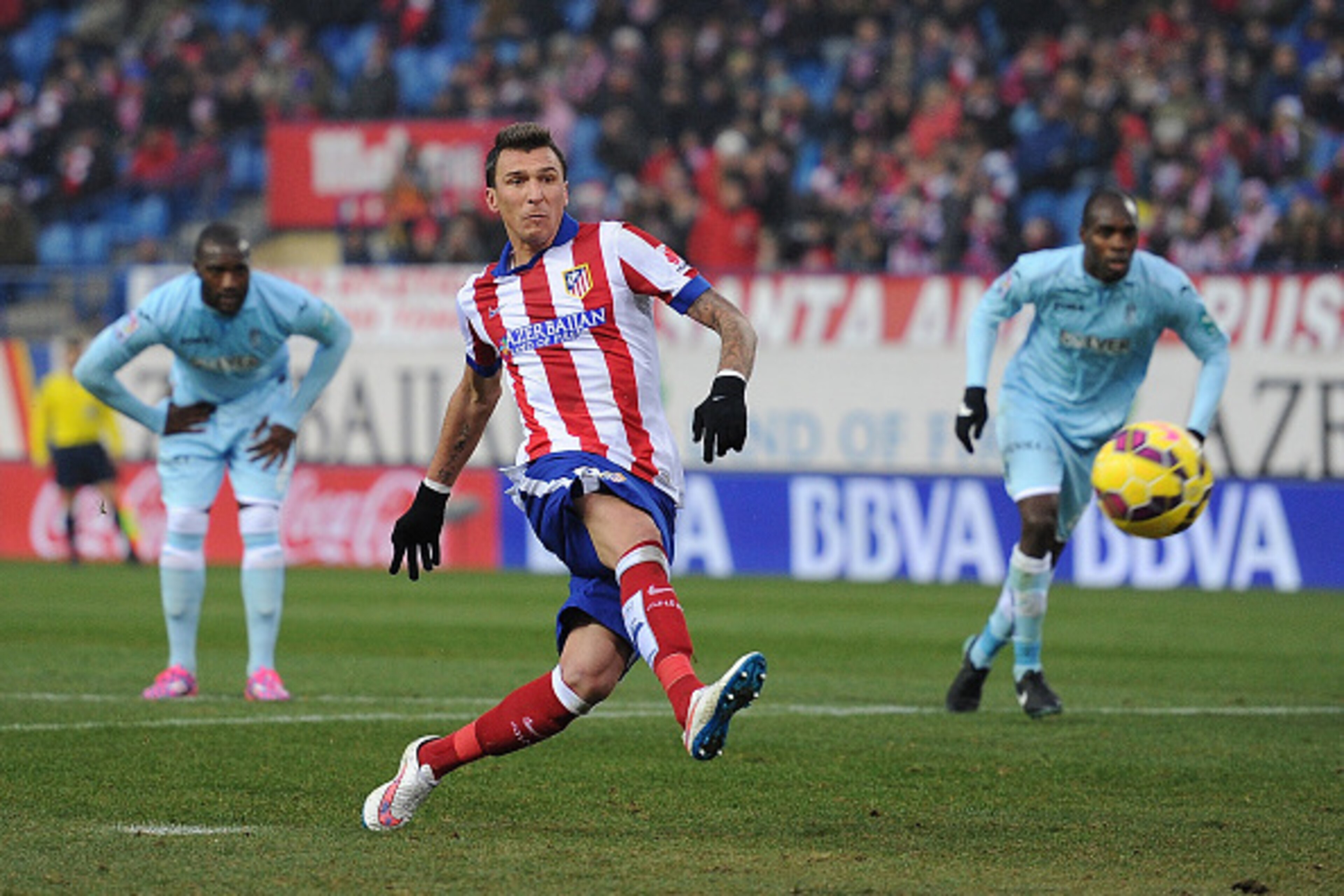 MADRID, SPAIN - JANUARY 18: Mario Mandzukic of Club Atletico de Madrid scores from the penalty spot during the La Liga match between Club Atletico de Madrid and Granada CF at Vicente Calderon Stadium on January 18, 2015 in Madrid, Spain. (Photo by Deni MADRID, SPAIN - JANUARY 18: Mario Mandzukic of Club Atletico de Madrid scores from the penalty spot during the La Liga match between Club Atletico de Madrid and Granada CF at Vicente Calderon Stadium on January 18, 2015 in Madrid, Spain. (Photo by Deni