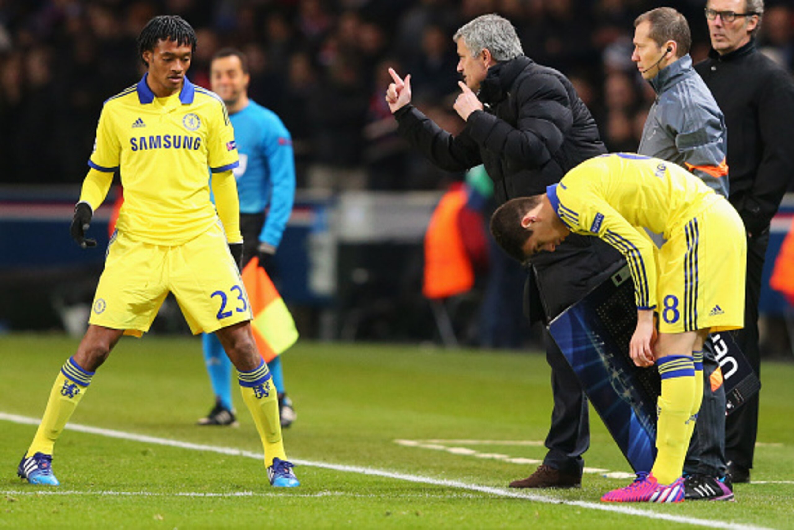 PARIS, FRANCE - FEBRUARY 17:  Jose Mourinho manager of Chelsea gives instructions to Juan Cuadrado of Chelsea (23) during the UEFA Champions League Round of 16 match between Paris Saint-Germain and Chelsea at Parc des Princes on February 17, 2015 in Paris
