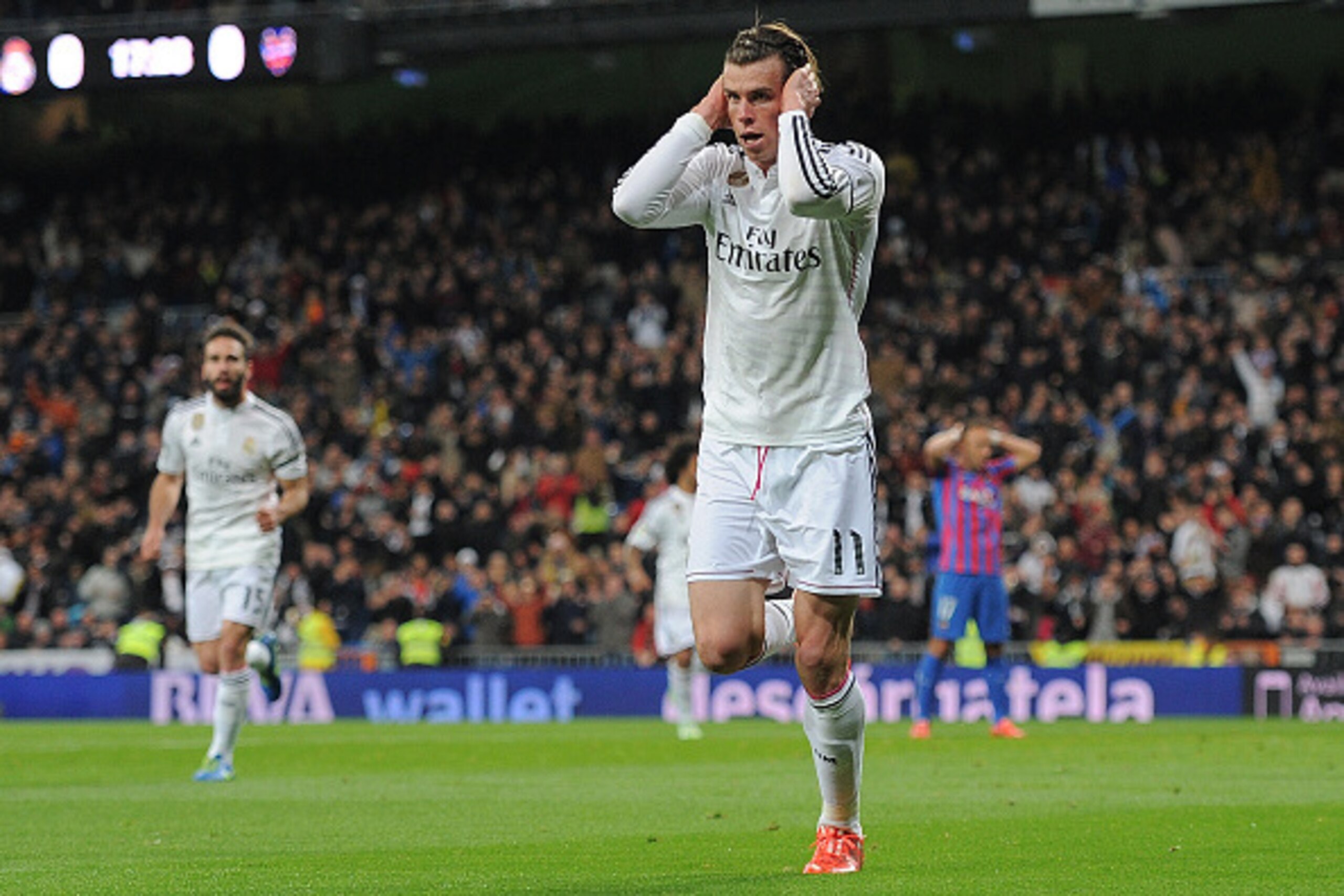 MADRID, SPAIN - MARCH 15:  Gareth Bale of Real Madrid celebrates after scoring Real's opening goal during the La Liga match between Real Madrid CF and Levante UD at Estadio Santiago Bernabeu on March 15, 2015 in Madrid, Spain.  (Photo by Denis Doyle/Getty