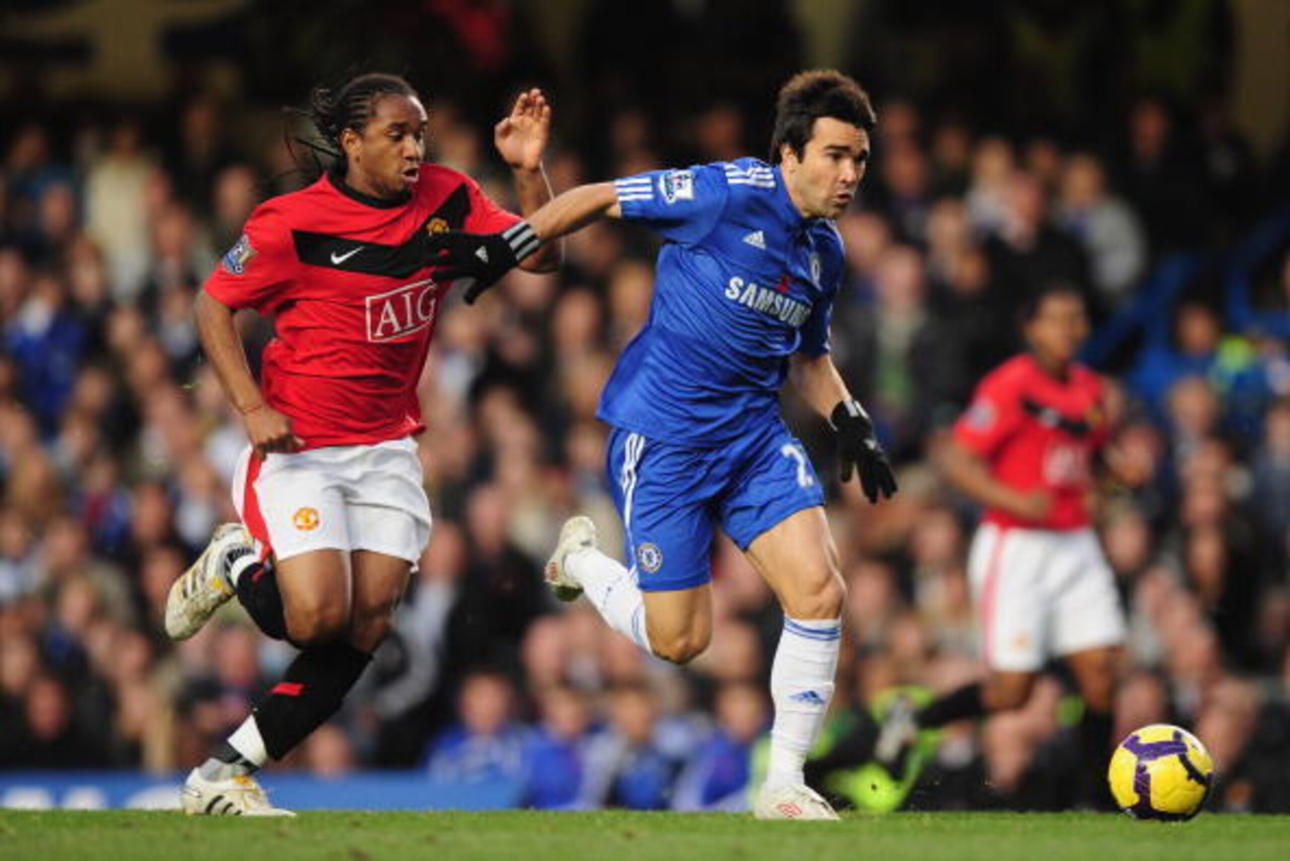 LONDON, ENGLAND - NOVEMBER 08:  Deco of Chelsea is pursued by Anderson of Manchester United during the Barclays Premier League match between Chelsea and Manchester United at Stamford Bridge on November 8, 2009 in London, England.  (Photo by Clive Mason/Ge