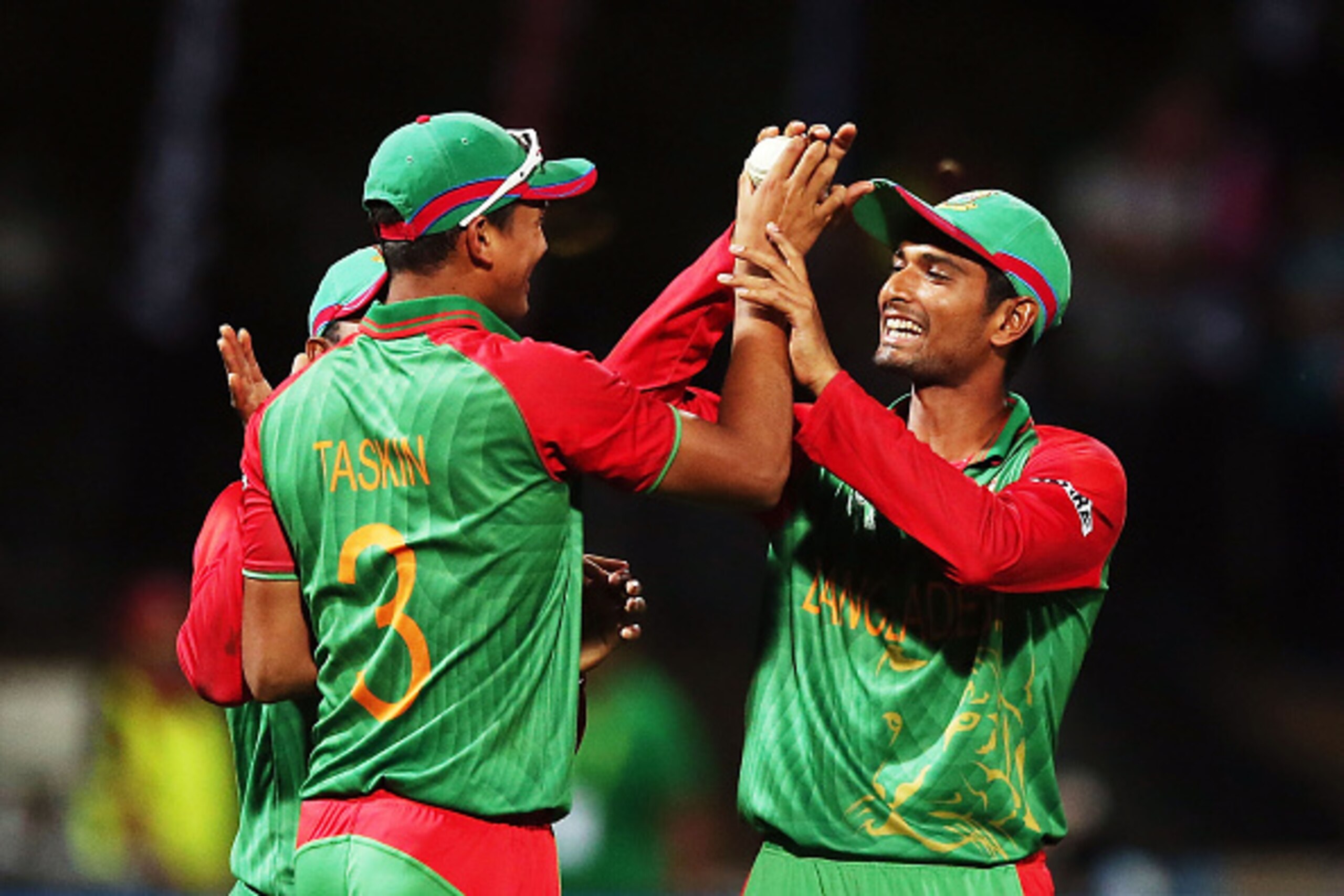 HAMILTON, NEW ZEALAND - MARCH 13:  Taskin Ahmed of Bangladesh celebrates with teammate Mohammad Mahmudullah after taking the catch to dismiss Grant Elliott of New Zealand during the 2015 ICC Cricket World Cup match between Bangladesh and New Zealand at Se