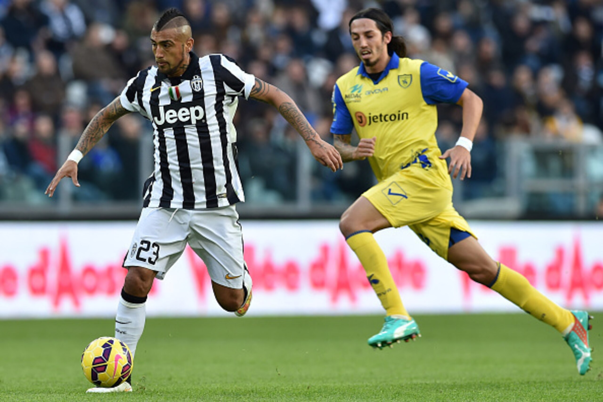TURIN, ITALY - JANUARY 25:  Arturo Vidal (L) of Juventus FC in action during the Serie A match between Juventus FC and AC Chievo Verona at Juventus Arena on January 25, 2015 in Turin, Italy.  (Photo by Valerio Pennicino/Getty Images)