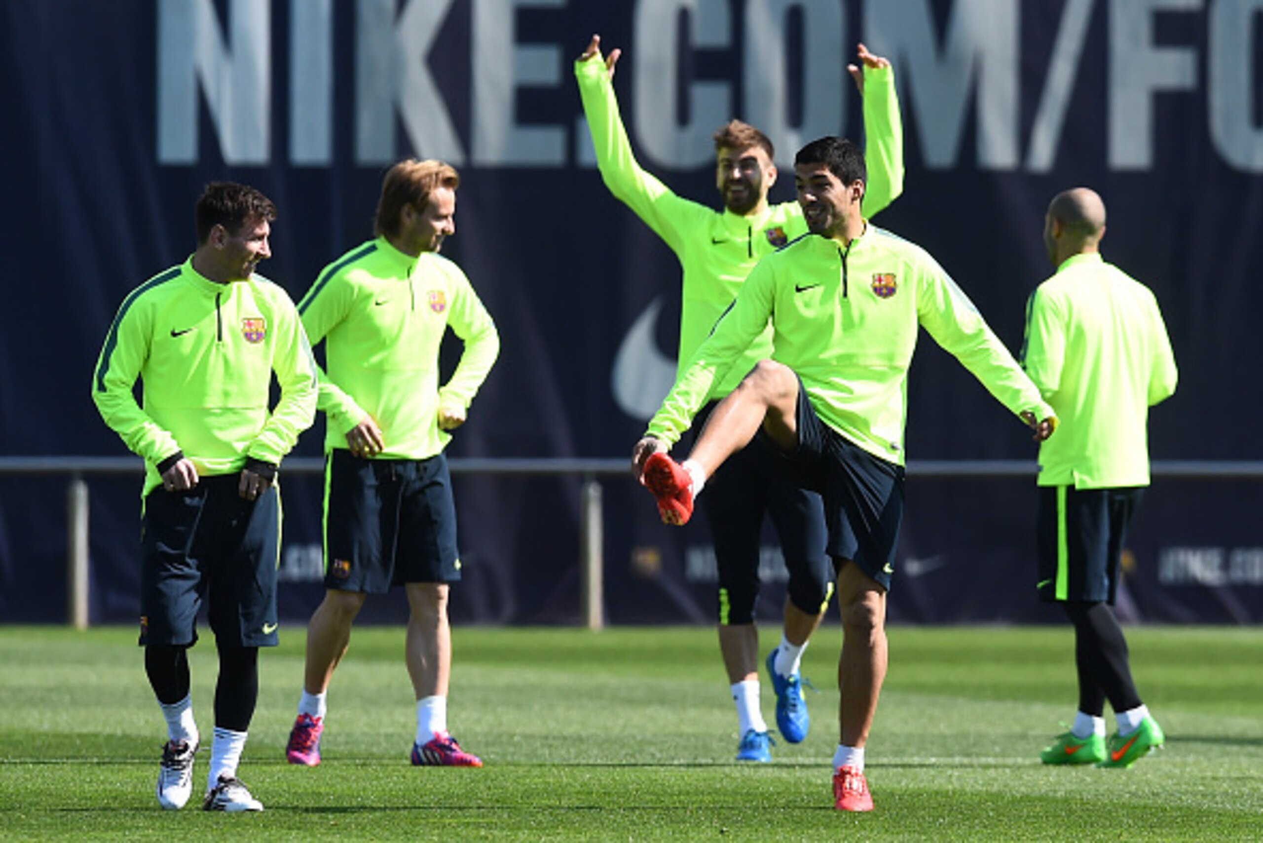 BARCELONA, SPAIN - MARCH 17:  Lionel Messi (L)of FC Barcelona and his teammate Luis Suarez (R) of FC Barcelona warms up during a training session ahead of theid UEFA Champions League round of 16 match against Manchester City at Ciutat Esportiva on March 1
