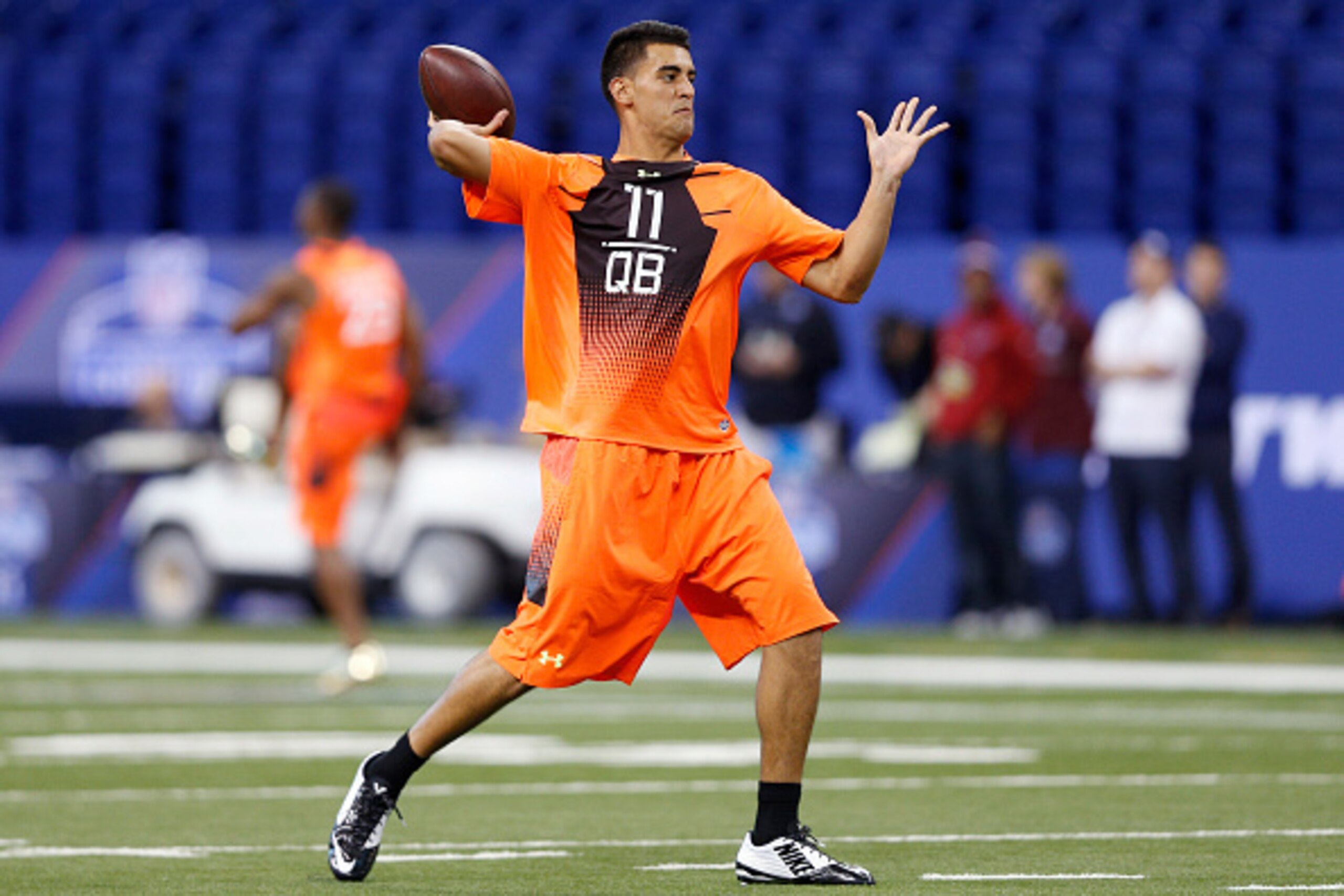 INDIANAPOLIS, IN - FEBRUARY 21: Quarterback Marcus Mariota of Oregon throws a pass during the 2015 NFL Scouting Combine at Lucas Oil Stadium on February 21, 2015 in Indianapolis, Indiana. (Photo by Joe Robbins/Getty Images)