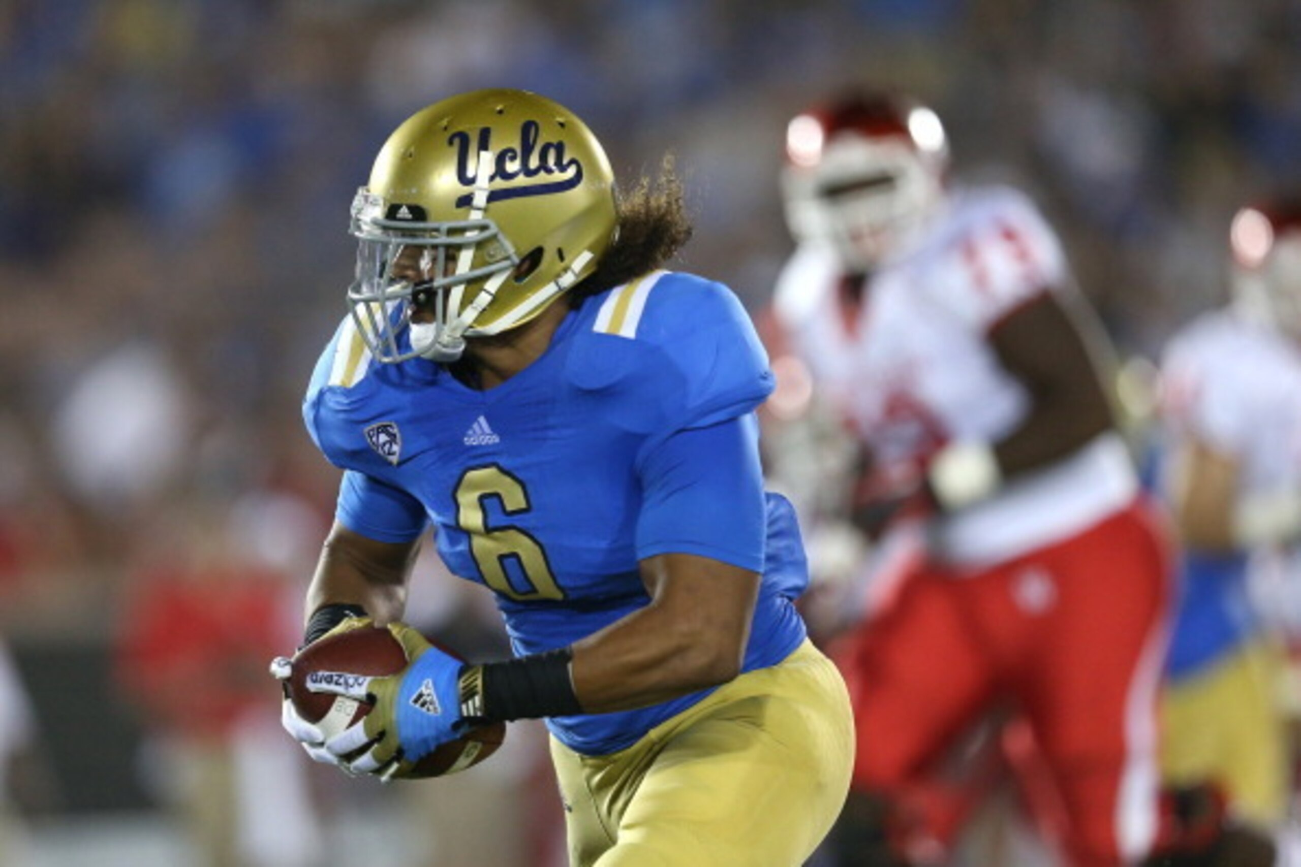 PASADENA, CA - SEPTEMBER 15: Linebacker Eric Kendricks #6 of the UCLA Bruins returns a fumble 23 yards for a touchdown in the first quarter against the Houston Cougars at the Rose Bowl on September 15, 2012 in Pasadena, California.  (Photo by Stephen Dunn