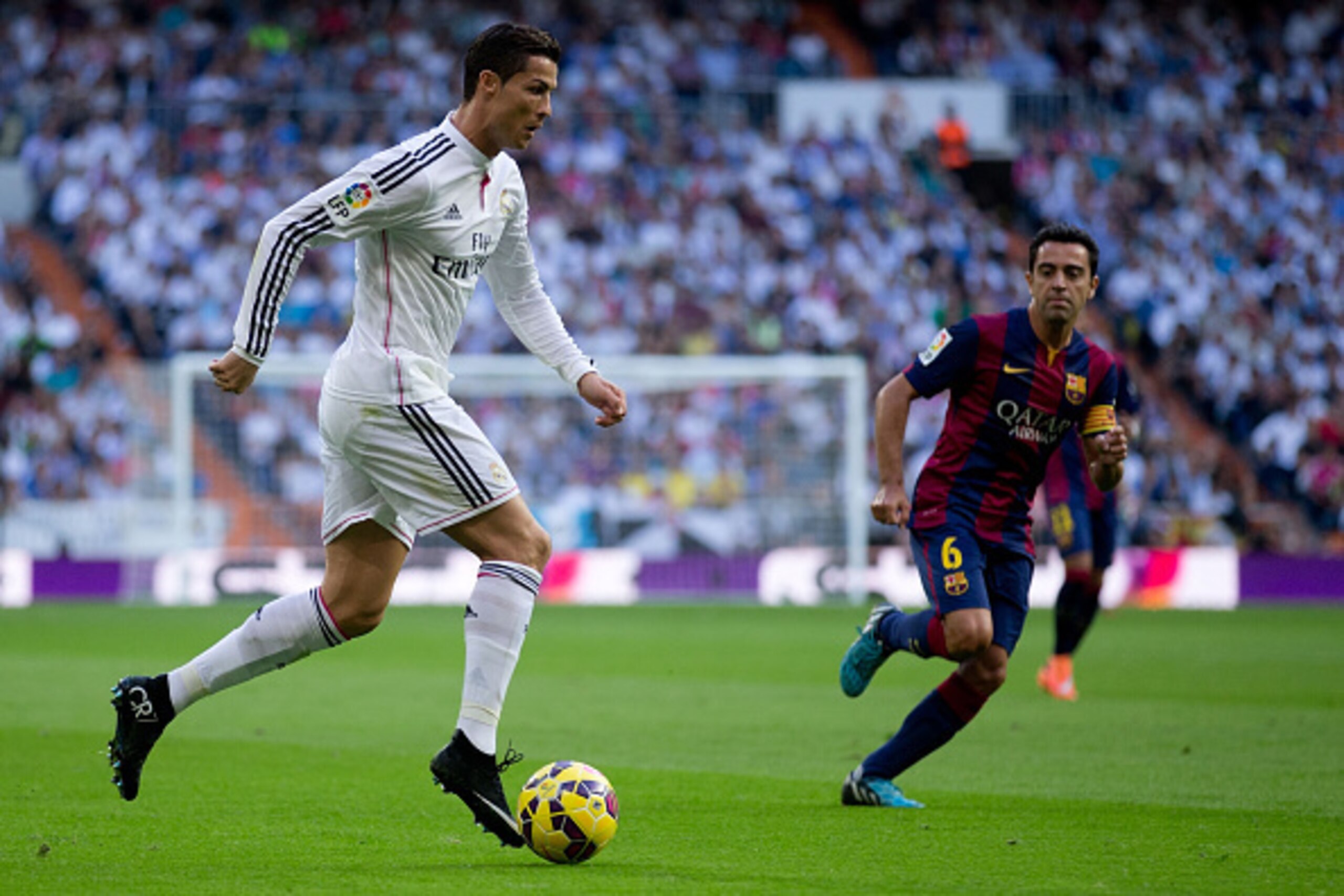 MADRID, SPAIN - OCTOBER 25: Cristiano Ronaldo of Real Madrid CF controls the ball during the La Liga match between Real Madrid CF and FC Barcelona at Estadio Santiago Bernabeu on October 25, 2014 in Madrid, Spain.  (Photo by Gonzalo Arroyo Moreno/Getty Im