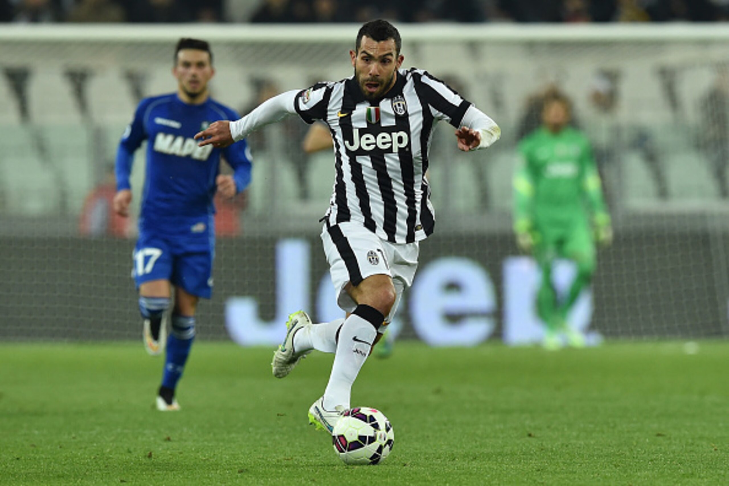 TURIN, ITALY - MARCH 09:  Carlos Tevez of Juventus FC in action during the Serie A match between Juventus FC and US Sassuolo Calcio at Juventus Arena on March 9, 2015 in Turin, Italy.  (Photo by Valerio Pennicino/Getty Images)